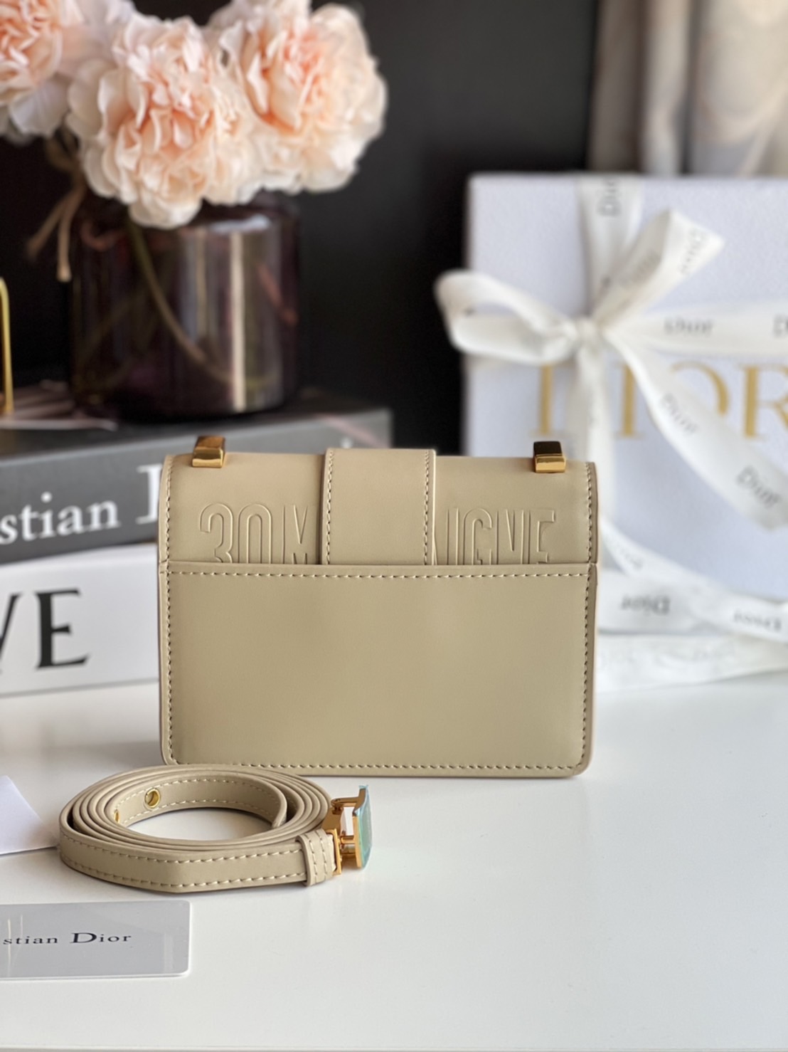 หนังแท้ DIOR Micro 30 Montaigne Bag พร้อมส่งที่ไทย เกรดเทพออริจินอลหนังแท้ สวยมากค่ะ ภาพสินค้าถ่ายจากงานขายจริง ใช้งานต่างประเทศได้ สายสะพายหนังยาวถอดได้ปรับระดับได้ จะสะพายไหล่หรือ CROSSBODY ก็ดูดีลุ๊คนี้คุณหนูมากค่ะ ไอเท็มนี้แนะนำไม่มีเอ้าท์ค่ะ ภาพถ่ายส