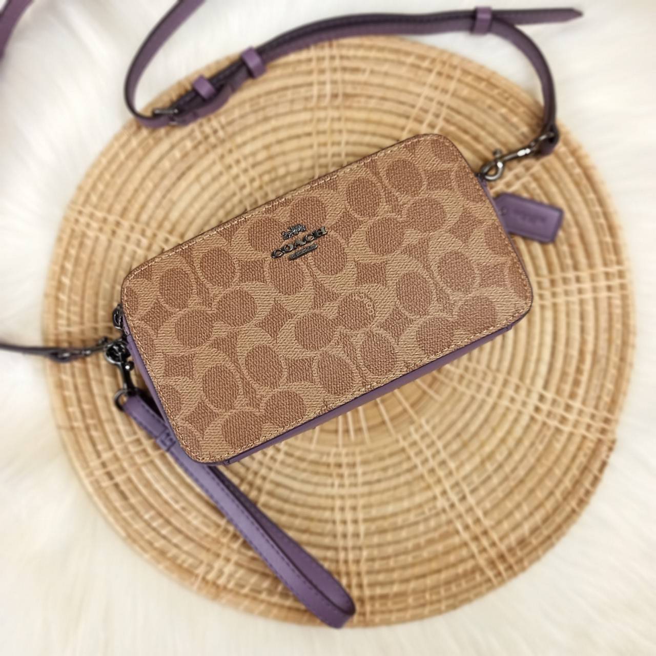 COACH KIRA CROSSBODY IN SIGNATURE CANVAS (COACH F89399)🍁เหมาะมือมาก หยิบใช้ง่ายสบายเลย🌈//รุ่นนี้ จะถือ จะคล้องมือ สะพายคลอสบอดี้ ได้หลายลุค จัดวางตามต้องการได้เลย // มีสายคล้องมือ และสายยาว สามารถถอดได้ทั้ง 2 สาย //เปิด-ปิดด้วยซิป มี2 ช่อง