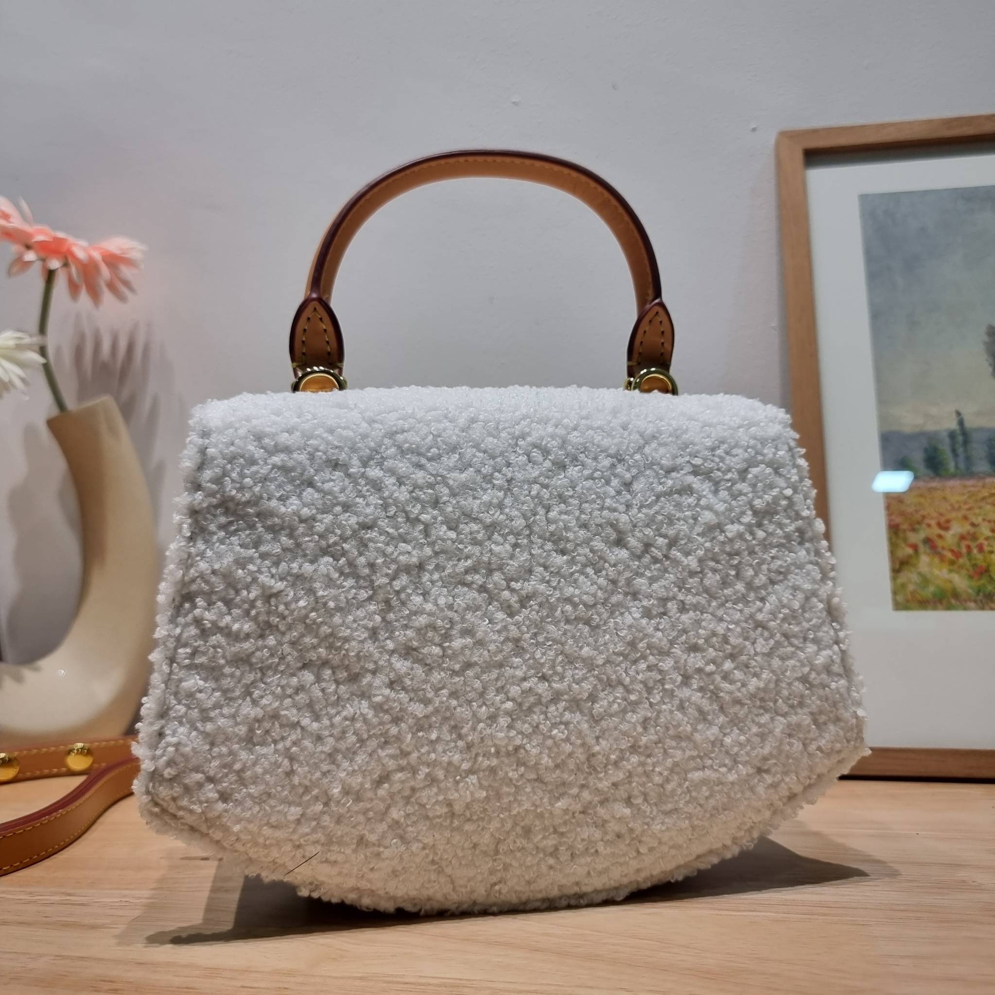 LV EDEN FLEECE bag / LV CROSSBODY HAND BAG กระเป๋าสะพายดีไซน์ใหม่ แรร์ไอเท็มที่สาวๆต้องมี! ดีไซน์ตกแต่งขนฟูนุ่ม วัสดุหนังแคนวาส เปิด-ปิดกระเป๋าด้วยอะไหล่กดล็อค ภายในเป็นช่องโล่ง มีช่องซิปแยก มีหูจับในตัวและสายครอสบอดี้มาให้ ใช้งานง่าย เหมาะกับทุกสไตล์การแ