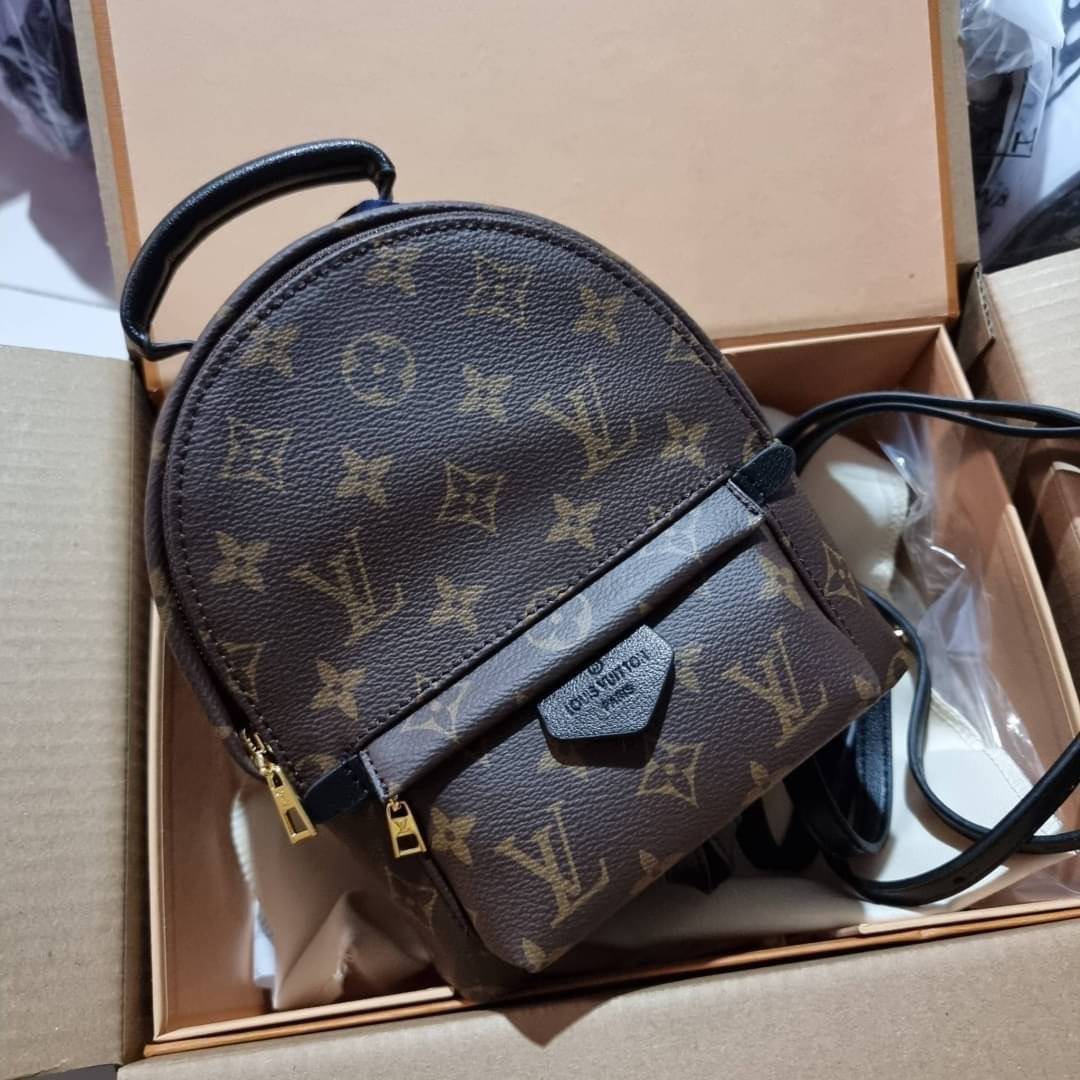 LV Backpack Size Mini | สายสะพายเล็ก ถอดได้ LV palm springs New in!! เข้าแล้วกับไอเท็มยอดฮิต หรูหราพร้อม box set สุดสวย ที่สุดของความคุ้มค่า LV palm springs กระเป๋าแบ็คแพ็ค มาให้เลือก 2 ไซส์ ขายดี วัสดุหนังแคนวาสคุณภาพดี มีช่องซิปแบ่งสัดส่วน ใบเล็กสายวะพา