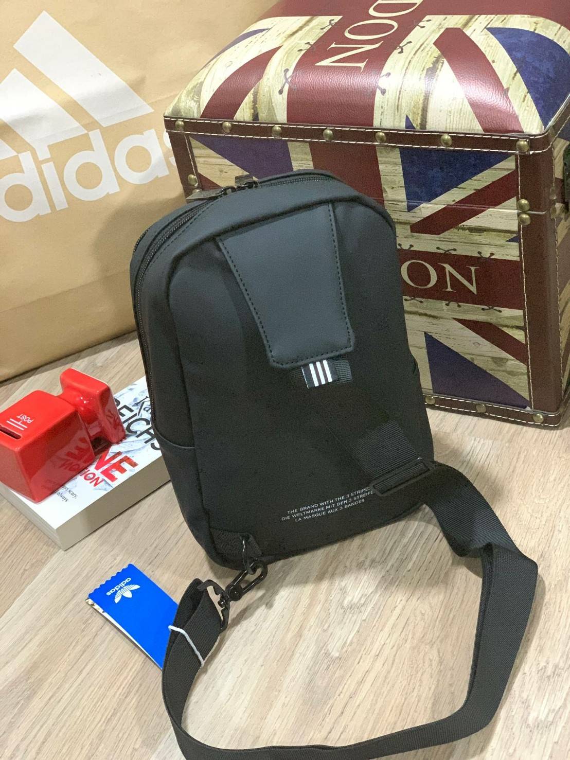 Adidas Originals 3D Mini Airline Waist Bag กระเป๋าสะพายสไตล์สปอร์ตทรงคาดอกรุ่นใหม่ดีไซน์สุดฮิตสไตล์ ISSEY MIYAKE เปิดปิดด้วยซิปคู่ปั้มโลโก้แบรนด์ ภายในสกรีนโลโก้ ช่องกว้างมีช่องใส่มินิไอแพค ใส่กระเป๋าสตางค์ยาวได้ ผลิตจากวัสดุที่โปร่ง ป้องกันการอับชื้นได้ด