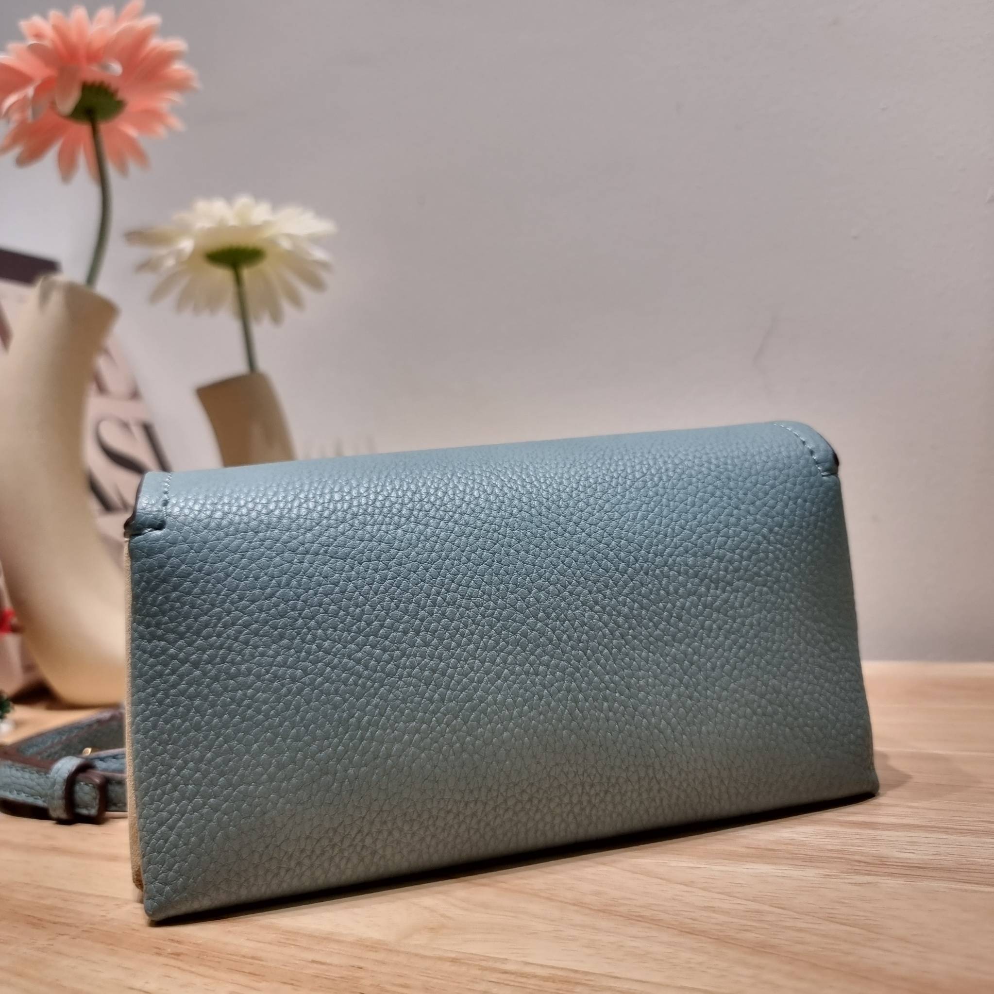 TORY BURCH LIMITED-EDITION MINI BAG รุ่นลิมิเต็ด ที่ sold out ไปแล้วหลายช็อป มีมาให้ช้อปที่นี่! กับกระเป๋าสะพายข้างทรงผู้ดี ไซส์มินิ ที่ผลิตมาในจำนวนจำกัด โดดเด่นด้วยอะไหล่ทองคลาสสิคหรูหรา และสายสะพายโซ่สลับหนัง ทำให้สะพายได้โดยไม่เจ็บไหล่