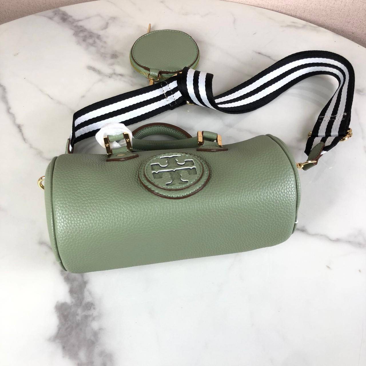 กระเป๋าถือ หรือสะพาย TORY BURCH เปิด - ปิดกระเป๋าด้วยซิป ด้านในมีช่องใส่ของ 1 ช่อง มาพร้อมสายสะพายยาว สามารถถอดและปรับได้ Free Size ค่ะ