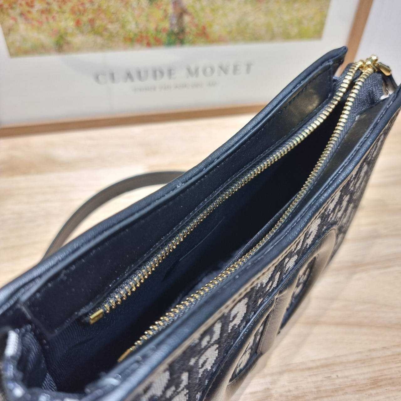 CD SIGNATURE HOBO MINI BAG กระเป๋าสะพายซิกเนเจอร์ โดดเด่นด้วยโลโก้เอกลักษณ์