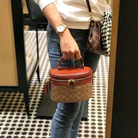 Coach Selena Trail Signature Bag กระเป๋าทรงกล่องใหม่ล่าสุด ภายในกว้าง ใส่ของได้จำนวนมาก มาพร้อมสายสะพายcrossbody ที่สามารถปรับระดับได้ ใครยังไม่มีห้ามพลาดแล้วนะคะ สามารถสะพายไปทำงาน หรือไปเที่ยวชิวๆเก๋ๆ