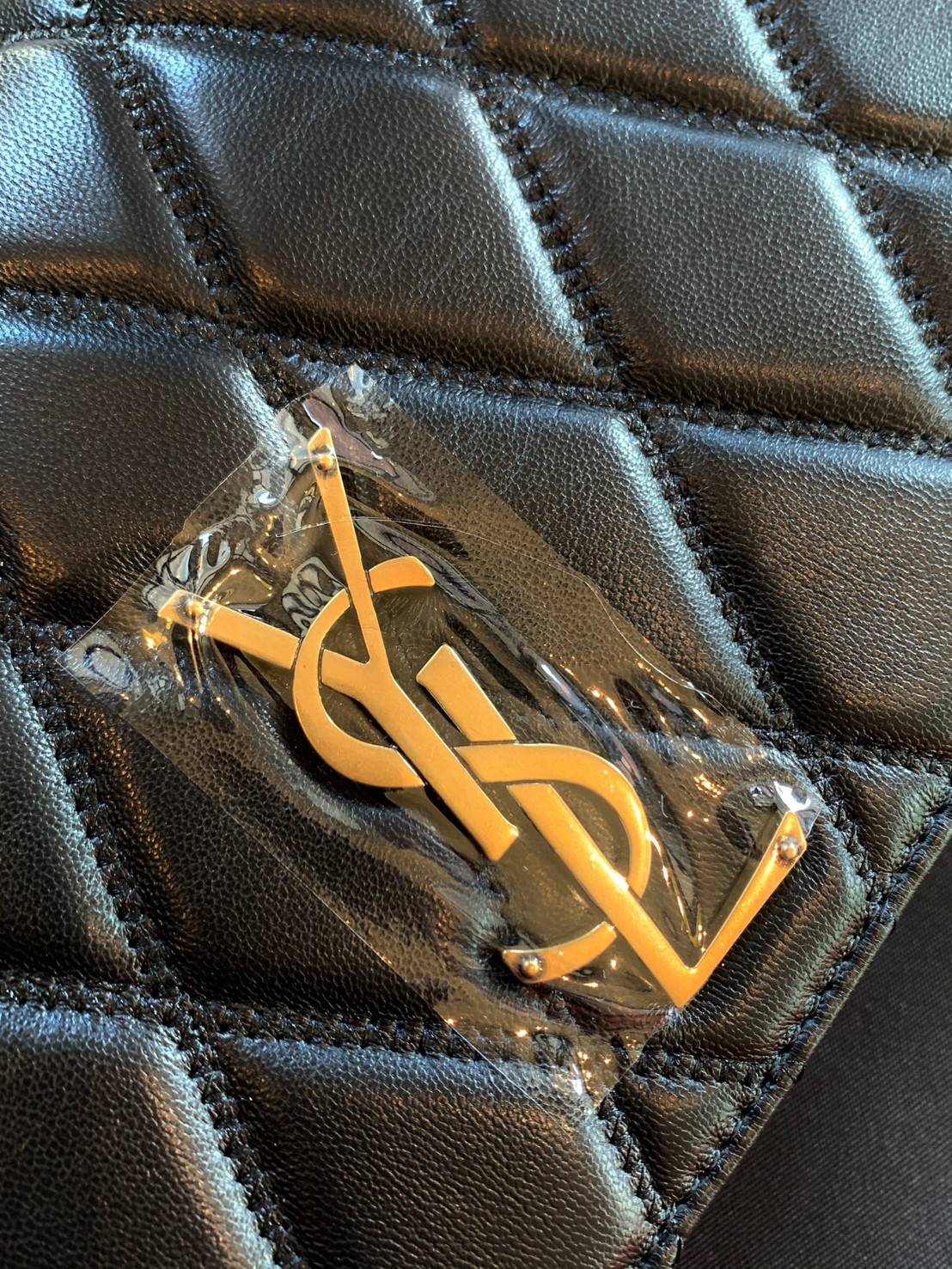 Yves Saint Laurent Shoulder Bag//Clutch Bag พร้อมส่งที่ไทย ทันใช้สงกรานต์นี้กันค่าา! กระเป๋าสะพายข้าง หรือสามารถทบสายเป็นสายคู่เป็นแบบคล้องไหล่ได้และสามารถถอดสายออกถือแบบคลัทออกงานก็ยิ่งสวยโดดเด่นมากๆเลยค่ะ หนังแท้อย่างดี หนังนิ่มน่าใช้ หลงไหลน้องแน่นอนค่