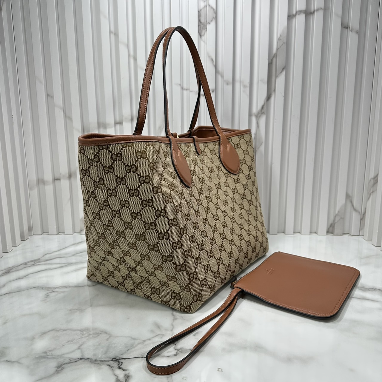 ORI หนังแท้ | Gucci Totissima medium reversible tote bag / Gucci Tote Bag กระเป๋าทรงสะพายทรงโท้ท ใช้งานได้ 2 ด้าน ดีไซน์ใหม่ล่าสุด ด้านหนัง และด้านแควสวยลายโลโก้ สวยหรูเรียบง่าย มาพร้อมใบเล็กเข้าเซ็ท ภายในโล่งกว้าง จุของได้เยอะจุใจ