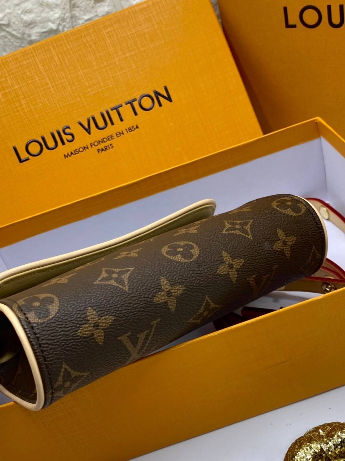 พรีเมี่ยมกิ๊ฟแท้ 100% 】พร้อมส่งที่นี่ที่เดียว VIP gift Louis Vuitton Mono Pouchette Florentine Belt Bag กระเป๋าคาดเอวหนังแท้สุดหรู มีจำกัดนะคะ