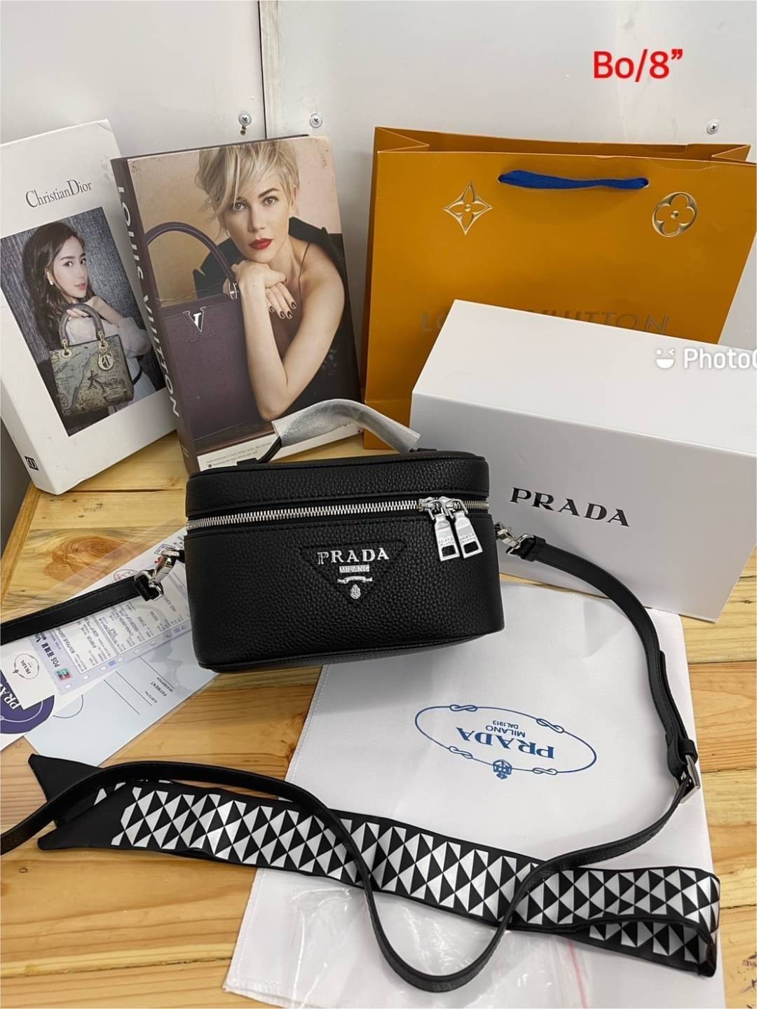 PRADA BOX Leather Shoulder Bag กระเป๋าทรงกล่อง ดีไซน์ยูนีค ไม่ซ้ำ สวยมีสไตล์ มีหูจับในตัว และสายสะพายข้างมาให้ ภายในเป็นช่องโล่ง จัดไปเท่ก่อนใครได้เลย