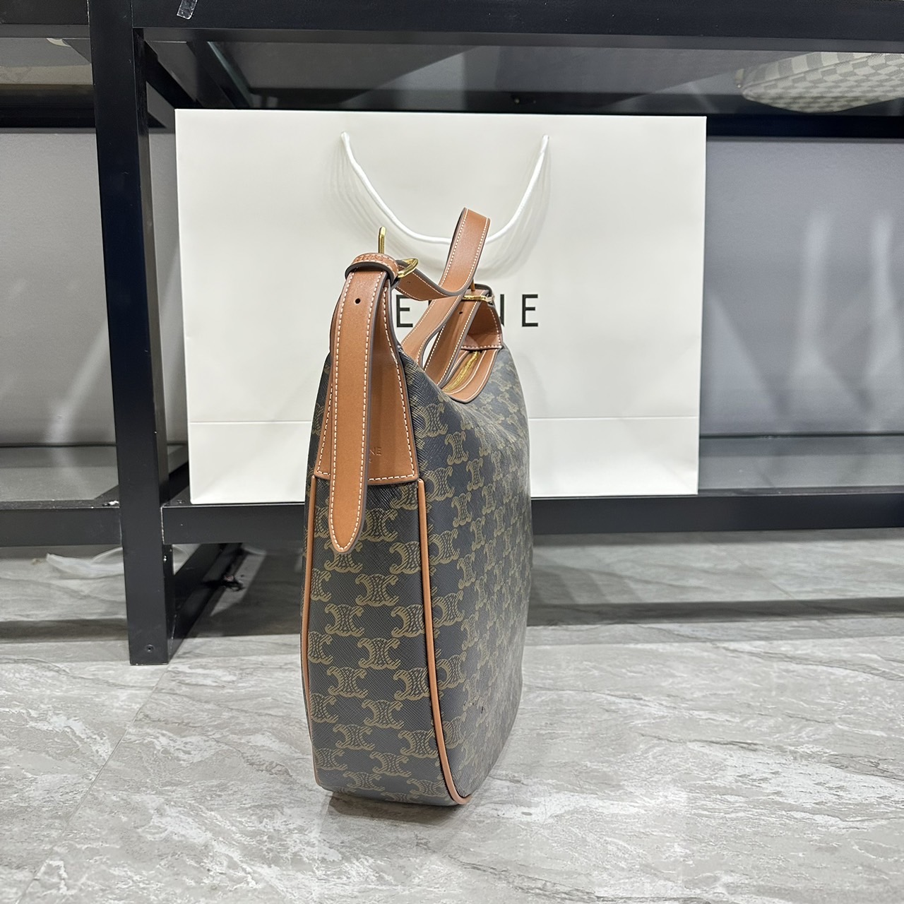 CELINE MEDIUM HELOÏSE BAG CUIR TRIOMPHE in supple / Celine Hobo Bag กระเป๋าสะพายทรงโฮโบ รุ่นฮอตตลอดไม่มีเอ้าท์ ใบใหญ่จะสัมภาระได้เยอะ สวยคลาสสิค เกรดออริ 1:1