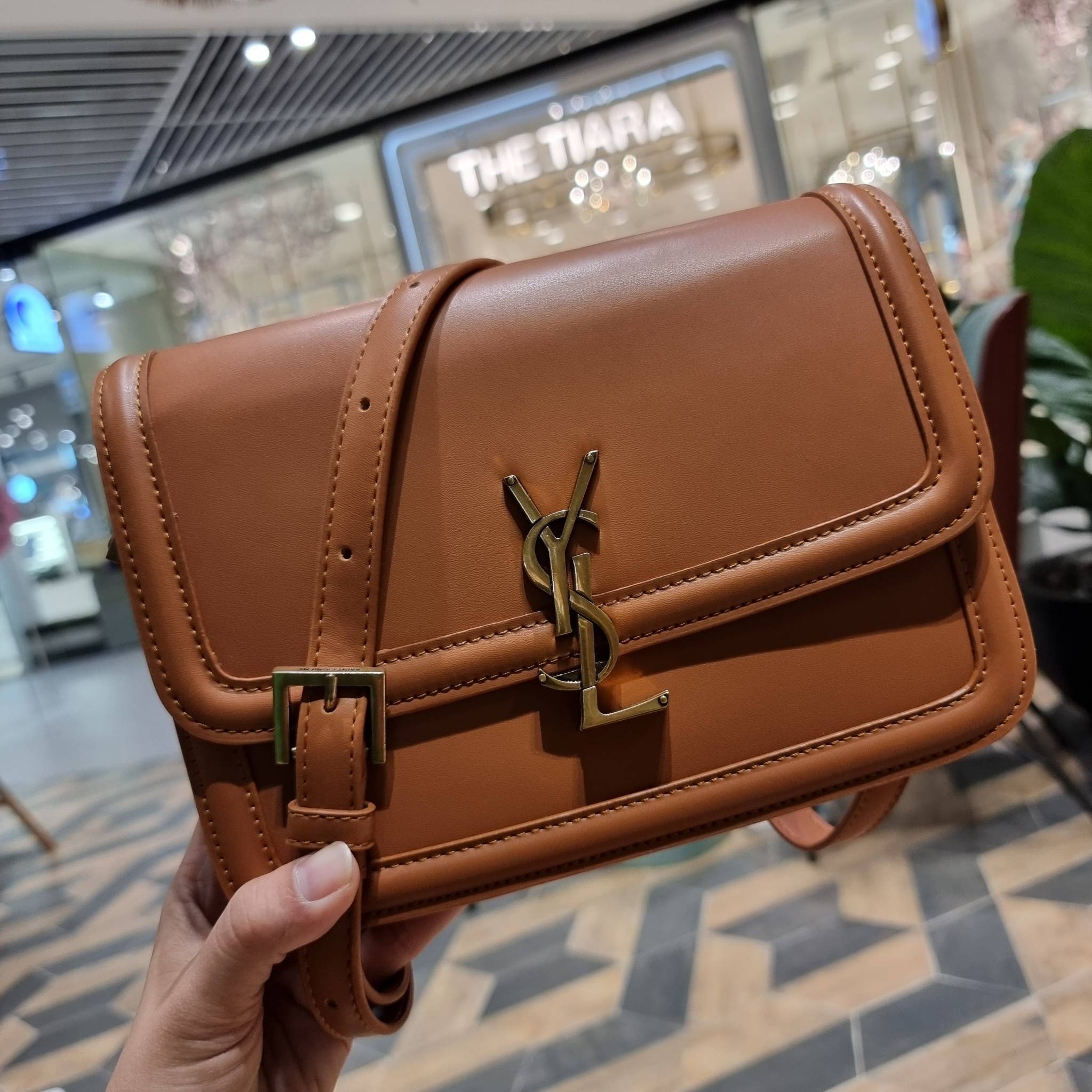 YSL SOLFERINO SATCHEL LEATHER / Yves Saint laurent crossbody bag กระเป๋าสะพายข้าง โลโก้โดดเด่น ดีเทลดูแพงด้วยตัวล็อค ใช้งานง่าย แน่นหนา วัสดุหนังแท้เต็มใบ ภายในเป็นช่องโล่ง ใส่ของสำคัญได้เลยสบายๆ สายสะพายครอส ปรับใช้ได้ตามตัว ใบจริงสวยคม ราคาสุดคุ้มพร้อม 