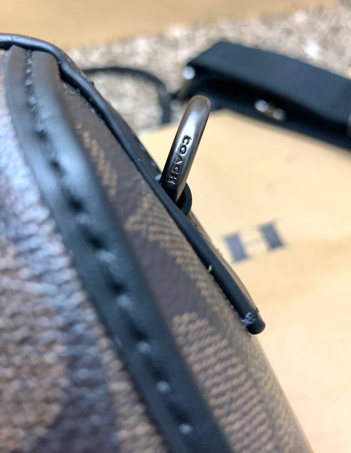 COACH GOTHAM DUFFLE 24 IN SIGNATURE CANVAS CA186 พร้อมส่ง กระเป๋าทรงหมอนรุ่นใหม่บ่าสุดปี 2022 รุ่นนี้สามารถใช้ได้ทั้งชาย//หญิง หนังแท้อย่างดี นิ่มทรงสวย มากๆค่ะ เปิด-ปิดกระเป๋าแบบซิปคู่ด้านบนมีกระดุมรวบหูหิ้วให้ด้วยนะคะ ภายในกระเป๋าสามารถใส่สัมภาระที่จำเป