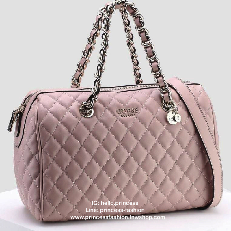 GUESS WOMEN’S BOWLING BAG กระเป๋าสะพายทรง Bowling รุ่นใหม่ล่าสุดจาก GUESS FACTORY หนังนิ่มลายตารางสวยอยู่ทรงใบใหญ่กำลังดี ด้านหน้าประดับโลโก้หูหิ้วโซ่ร้อยหนังสะพายไหล่ได้เเข็งแรงรับน้ำหนักได้เยอะ เปิดปิดด้วยซิปสะดวกใช้ มีหมุดรองฐานกันรอย ภายในมีช่องซิปและ
