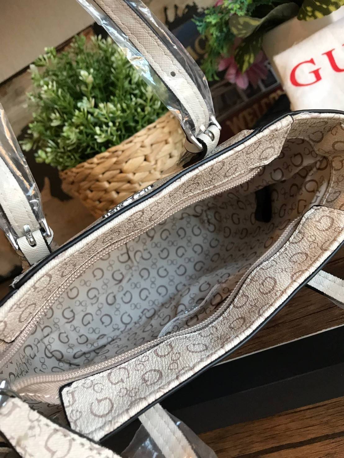 GUESS Factory Women's Diem Logo-Print Mini Tote Bag กระเป๋าถือหรือสะพาย วัสดุpolyesterกันน้ำได้ มีลายsignatureลาย G รอบใบ เปิดปิดด้วยซิปเดียวด้านบน ภายในบุผ้าลายsignatureเช่นเดียวกับด้านนอก สายและหูจับปรับระดับได้ ใช้งานได้หลายโอกาสคร้า!!