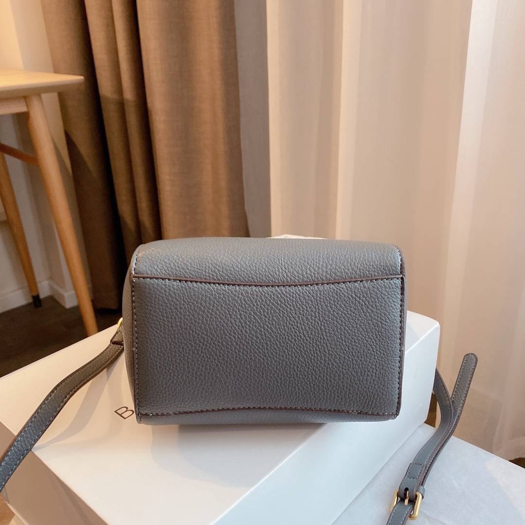 TORY BURCH MCGRAW MINI BUCKET BAG กระเป๋าสะพาย *วัสดุหนังวัวแท้ หนังนุ่ม หนังหอม น้ำหนักเบามากกก!