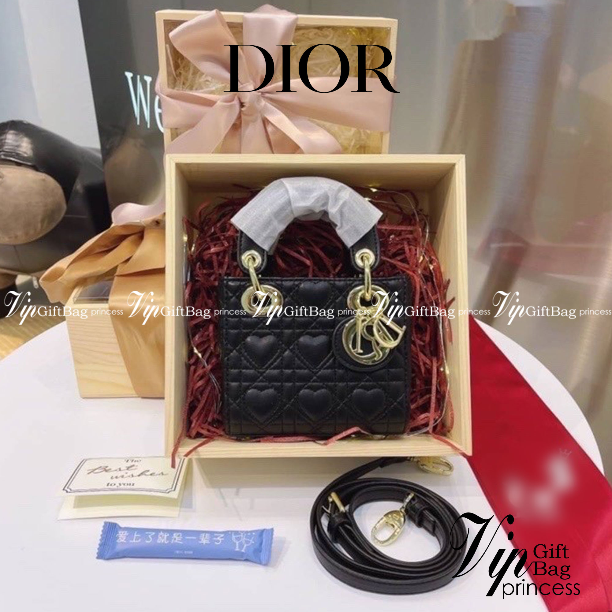 DIOR CD LADY BAG Lambskin with Heart Motif Black / Christian Dior Lady Dior Ultra-Matte Bag ดีไซน์เรียบง่าย แต่แฝงไปด้วยความหรูหรา ทรงกล่องคลาสสิค วัสดุหนังแท้ลายหัวใจ มีหูจับในตัวและสายครอสบอดี้สุดเลิศ แนะนำถือออกงานคือแพรวพราว โดดเด่นกว่าใคร จัดไปจ้า คุ
