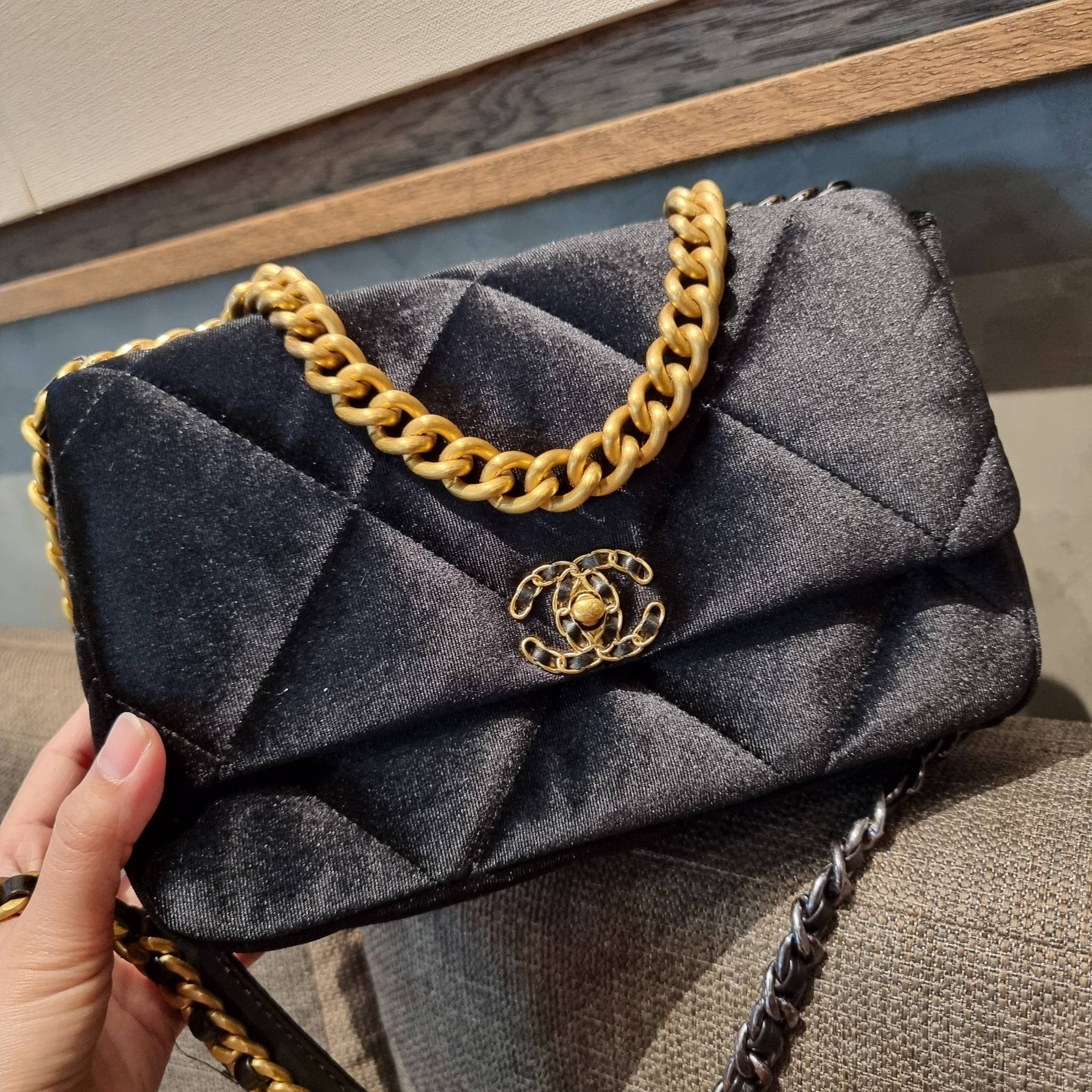 ไม่มองไม่เหลียวไม่ได้แล้ว!! ความหรูที่โดดเด่นจากผ้ากำมะหยี่ สร้างดีเทลผู้ดี ลูกคุณมากๆ Chanel vip boutique กระเป๋าสะพายจาก duty free ในราคาสุดประหยัด!! ดีไซน์เลิศ ตกแต่งด้วยโซ่ทูโทน ลงตัวแบบไม่มีที่ติ เปิด-ปิดด้วยตัวบิดล็อค ภายในโล่งกว้าง ใส่กระเป๋าสตางค์