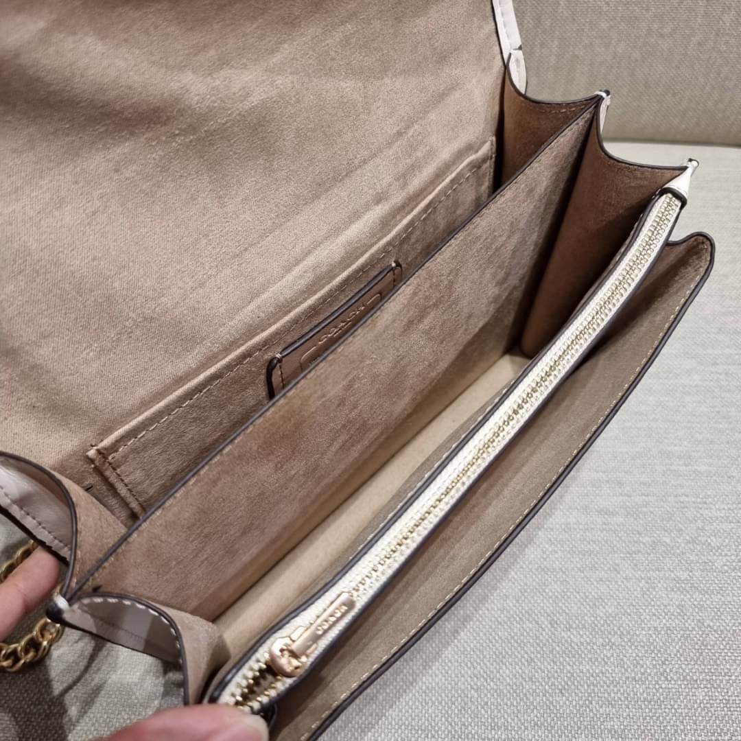 COACH C9230 KLARE CROSSBODY IN SIGNATURE CANVAS WITH FLORAL EMBROIDERY น้องใหม่คอลล่าสุด กับกระเป๋าสะพายข้าง โทนสีละมุนลูกคุณหนู ดีไซน์ปักดอกไม้เพิ่มลูกเล่น ให้ดูแพง วัสดุผนังแคนวาสสลับหนังแท้ สายสะพายโซ่สลับหนัง สะพายยังไงก็ขับผิว เปิด-ปิดด้วยกระดุมแม่เห