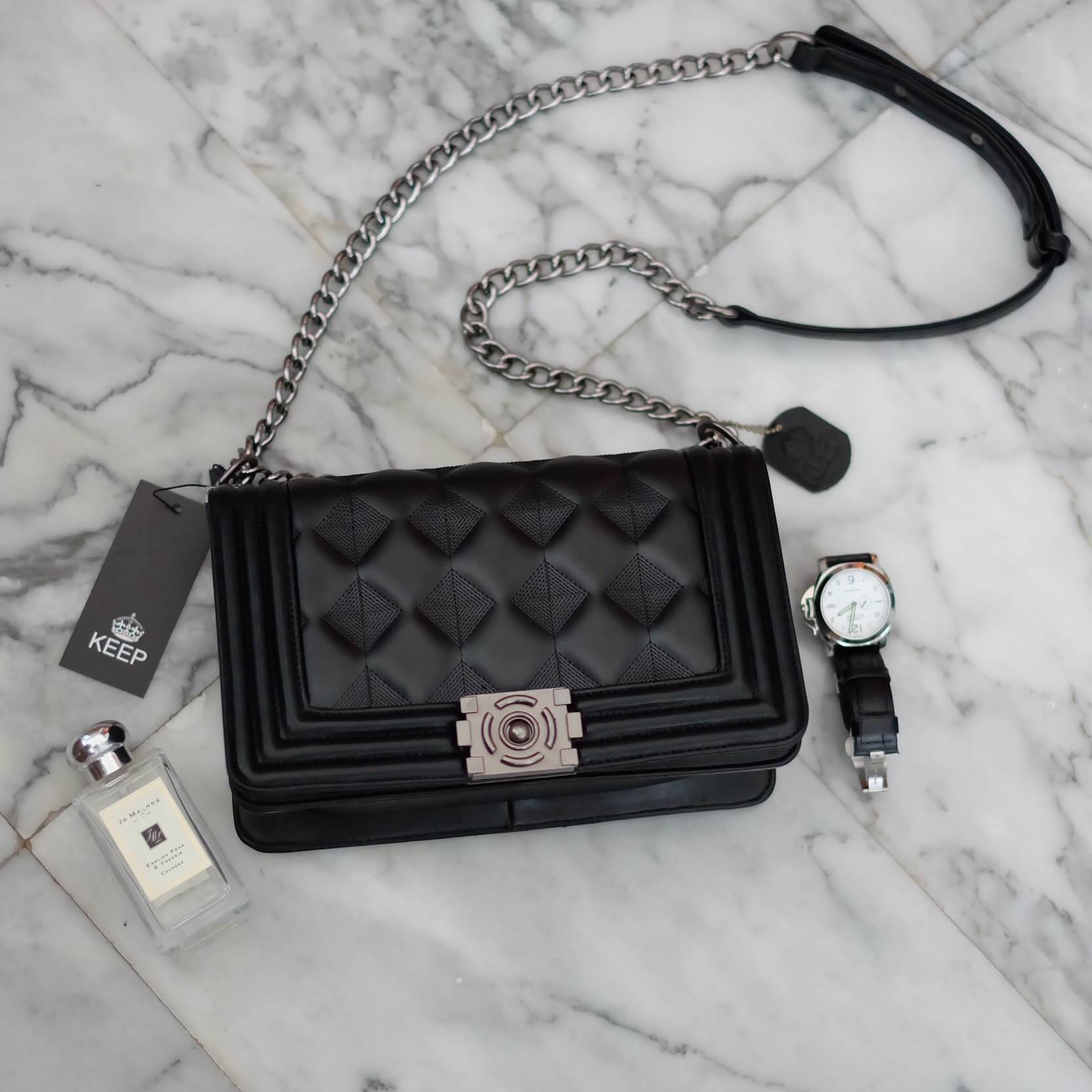 สินค้าเข้าใหม่ล่าสุดเลยค่า KEEP analog chain bag สวย หรู มากๆ เลยค่า กระเป๋าทรงboy ลายปัก analog ตามแบบฉบับแบรนด์ สวยงามมากคะ ขนาดกำลังดี หนังสวยสุดๆ สายโซ่ มีที่รองไหล่ สะพายสบายคะ สายปรับ สั้น ยาวได้คะ เข้ากับชุดได้ง่ายมากๆ ใบนี้รับประกันความสวยคะ ดีต่อ