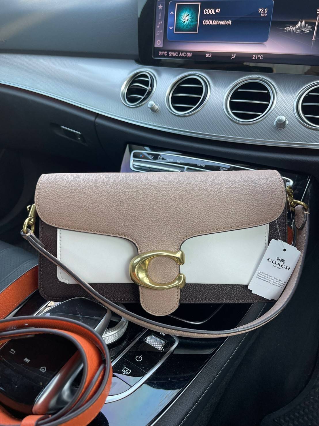 Coach Tabby Shoulder bag Coach Colorblock Tabby Shoulder Bag 26 Taupe Ginger Multi/gold 76105 ให้ลุคเก๋ ๆ ด้วยสีและลวดลายคลาสสิกตามแบบฉบับสาว Coach กระเป๋าสะพายไหล่สุดคลาสสิกรุ่นนี้ เป็นรูปทรงสี่เหลี่ยมผืนผ้าที่เข้าได้กับสาว ๆ ทุกสไตล์ หมุดสำหรับเปิดปิดกร