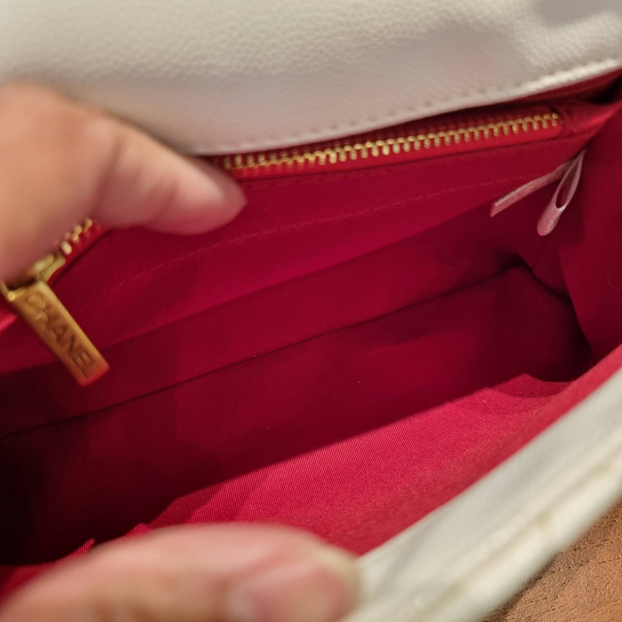 VIP 】รุ่นยอดฮิตตลอดกาล ไซส์กำลังสวย!! จากแบรนด์ Chanel กระเป๋าถือ/สะพาย หนังลายคาเวียร์ โลโก้เด่นชัด เปิด-ปิดกระเป๋าด้วยตัวบิดล็อค อะไหล่สีทองหรู ทรงสวยผู้ดี ภายในกระเป๋ามีช่องโล่งกว้างจุของได้พอสมควร มีช่องซิปแบ่งสัดส่วน ด้านหลังมีช่องเก็บของจุกจิกอีก 1 