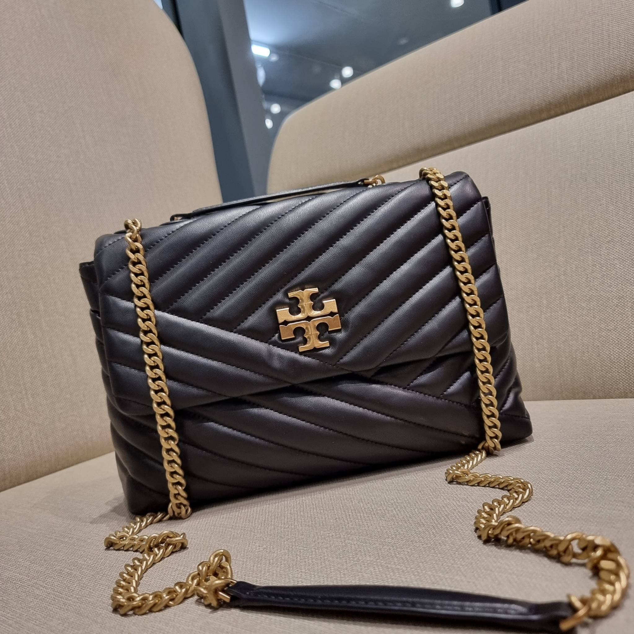 TORY BURCH KIRA CHEVRON CONVERTIBLE SHOULDER BAG กระเป๋าสะพายรุ่นยอดฮิต ไซส์ใหญ่จัดเต็มให้เน้นๆ ใช้ยังไงก็ดูหรู ดีไซน์เฉพาะตัว วัสดุหนังแกะ สัมผัสนิ่ม เปิด-ปิดด้วยกระดุมแม่เหล็ก ภายในเป็นช่องโล่ง แบ่งสัดส่วนไว้ดีมากๆ ใส่กระเป๋าสตางค์ มือถือ เครื่องสำอางค์