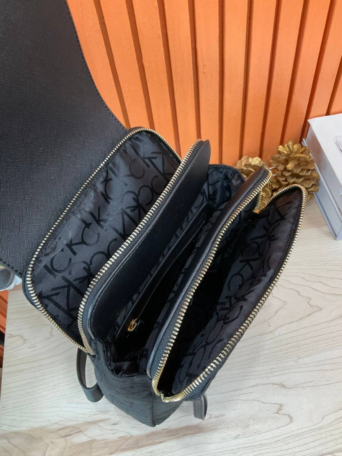 ของแท้ 💯% Elaine Calvin Klein Monogram Small Backpack 💕ของมันต้องมี สวยหรูดูแพงมาก สำหรับรุ่นนี้ และมีฟังชั่นช่องการใช้งานที่มากที่สุด!!! 💕 กระเป๋าสะพายเป้รุ่นใหม่ชนช้อป รุ่นยอดนิยม