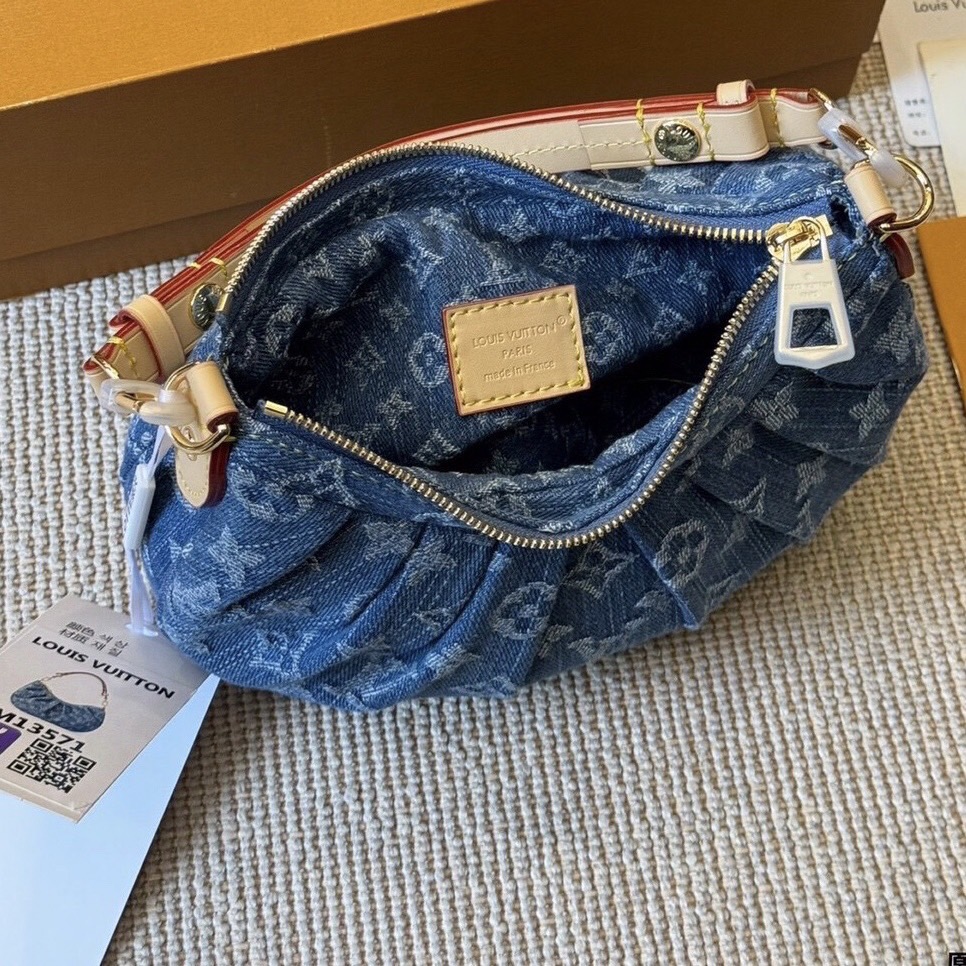 LV Pochette Valley Denim Bag กระเป๋าสะพายทรงพอชเดนิมวินเทจใบเล็กน่ารัก สุดไอคอนิกผสานสไตล์ล้ำสมัยเปี่ยมฟังก์ชัน ยังคงมีความเป็นเอกลักษณ์ ดีไซน์ลวดลายโมโนแกรมเรียบหรู