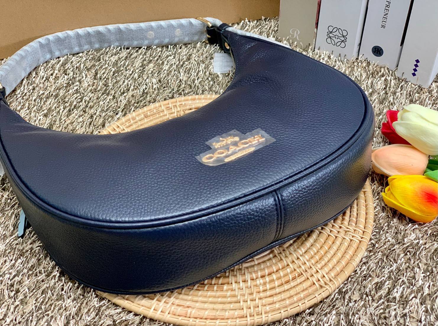 COACH BAILEY HOBO WITH WHIPSTITCH ((C4108//C1322)) พร้อมส่งที่ไทย!! สวยจริงไม่จกตาแน่นอนค่าา กระเป๋าทรงโค้ง ใช้แบบหิ้วหรือคล้องไหล่ก็ดูดี ใช้วัสดุหนังแท้ชั้นดี หนังสวยมากๆค่ะ ด้านหน้าใช้อะไหล่แบรนด์ตัวใหญ่ หรู ดูสะดุดตามีเดียว