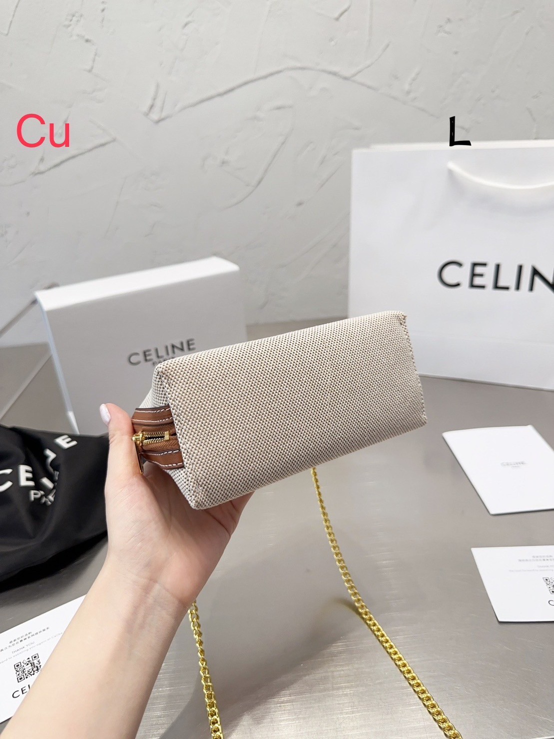 CELINE CLUTCH ON CHAIN CUIR TRIOMPHE IN TEXTILE AND CALFSKIN / CELINE POUCH กระเป๋าคลัทช์ดีไซน์เรียบหรูออกแบบมาได้อย่างลงตัว พร้อมสายสะพายโซ่ทองสุดหรู ด้วยรูปทรงที่สวยงามและทันสมัย สามารถใส่กระเป๋าสตางค์ใบสั้นหรือเครื่องสำอางค์ได้ตามขนาดกระเป๋า