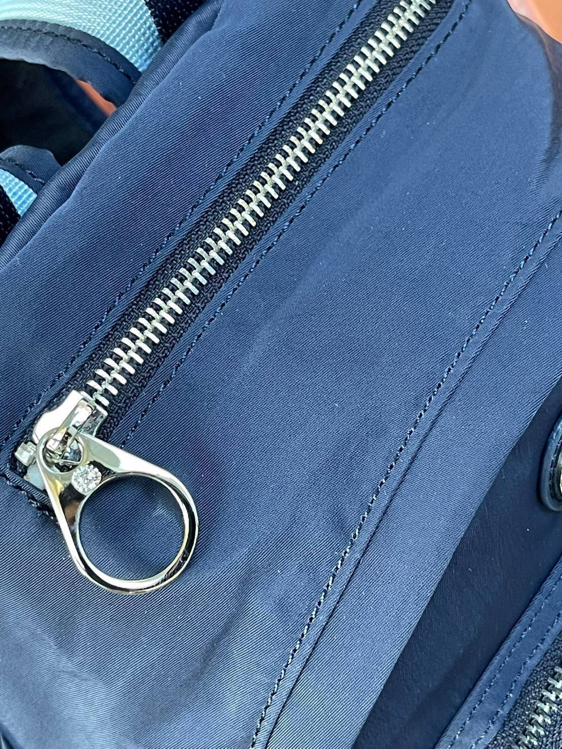 KIPLING X YONGLE PALACE COLLECTION รุ่น DELIA MINI DAILY BACKPACKS กระเป๋าเป้สะพายหลัง ที่มีความโดดเด่น มีความสวยงามจากลายปักด้านหน้าด้วยนักออกแบบชื่อดัง คอลเลคชั่นนี้ได้รับแรงบันดาลใจจากพระราชวังYongle Palace ส่วนขนาดและความเหมาะสมในการใช้งานบอกได้เลยเว่