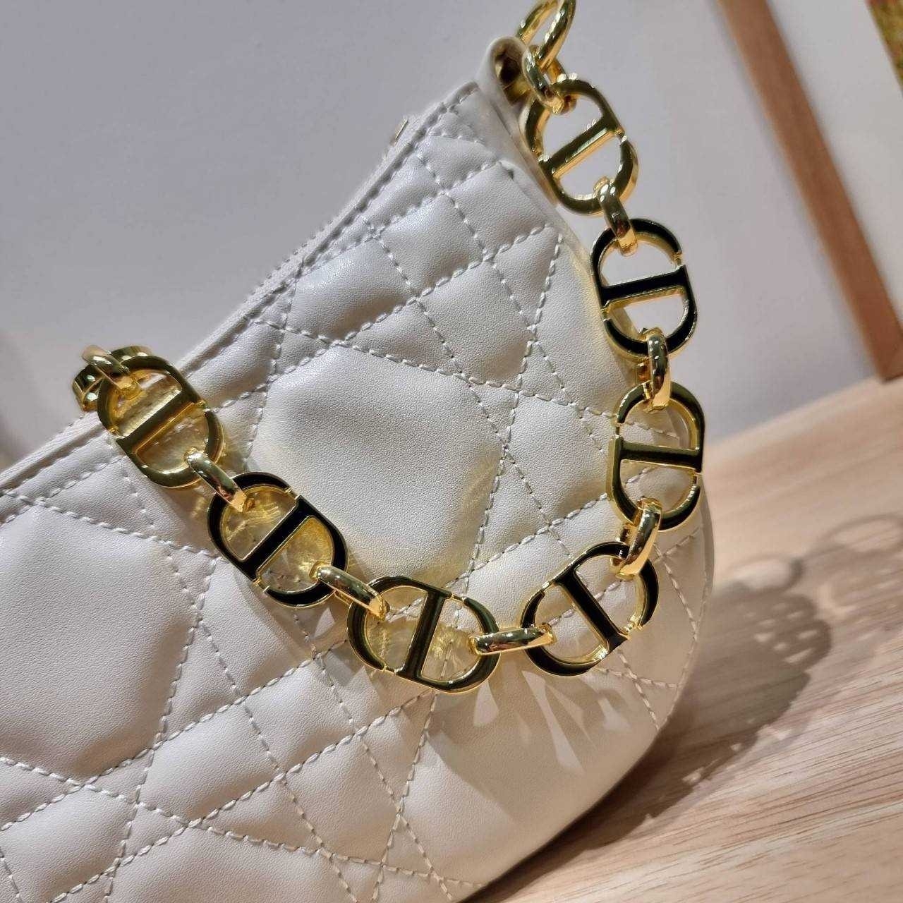 Dior White Supple Macrocannage / CD LOUNGE BAG กระเป๋าสะพายทรงพอช สวยหรู ดีไซน์เรียบ แต่ดูแพง