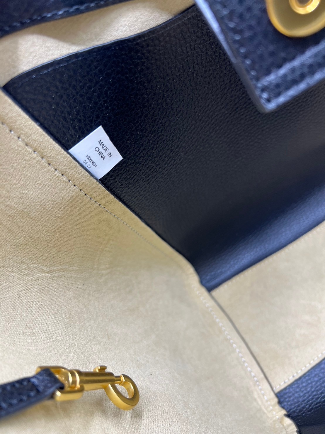 Tory Burch McGraw Leather Tote Bag / Tory Double T Tote Bag / TORY TOTE BAG พร้อมส่ง 4 สี กระเป๋าสะพายทรงโท้ท จุของได้เยอะใบนี้ตอบโจทย์ได้ดีมาก โทนสีเรียบง่าย แฝงไปด้วยความดูดี สุขุมและเป็นผู้ใหญ่