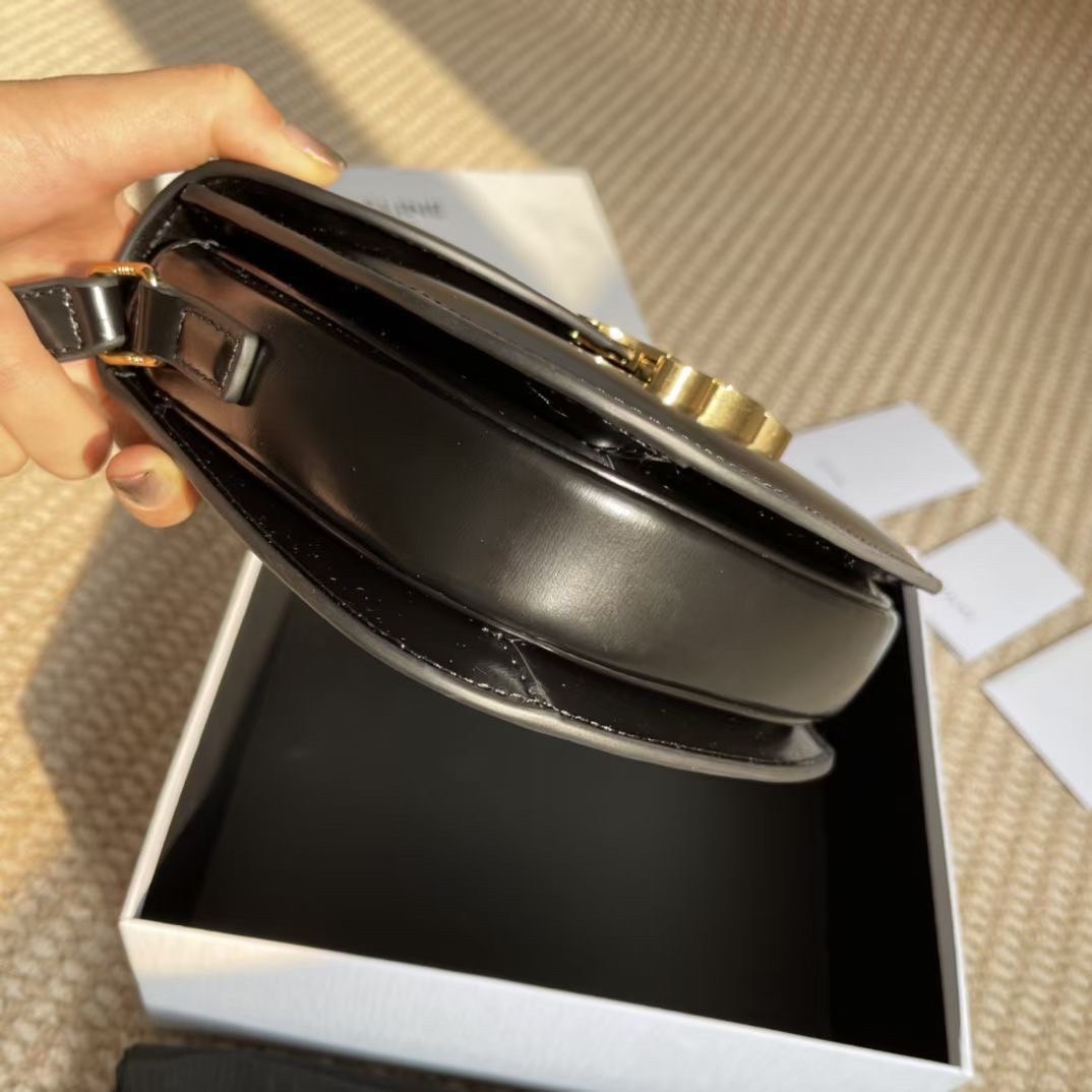 ORI หนังแท้ | CELINE BESACE CLEA IN SHINY LEATHER กระเป๋าสะพายทรงสวย โค้งมนอยู่ทรงพร้อมโลโก้หน้าสีทองสวยหรู Best item ดีไซน์เรียบหรูดูแพง ฮิตสุดในเกาหลี ใช้ได้ทั้งชายหญิง