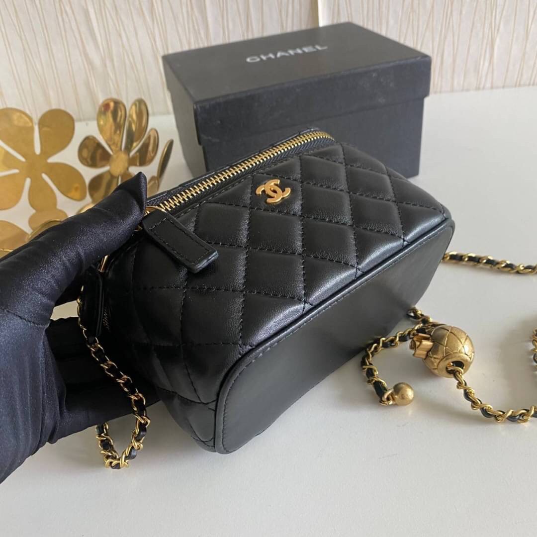 VIP GIFT 】หนังแกะแท้ CHANEL Box With Chain สายโซ่ทองหรูมาก หนังเรียบฟู ขึ้นเงา กระทบแสงยิ่งสวยค่าา โทนสีสวยสดใส เหมาะมากสำหรับสาวๆ ชิคๆ ต้องบอกเลยรุ่นนี้เหล่าเซเลบใช้กันเยอะมากๆ แค่อะไหล่ก็หรูไปเดินครึ่งแล้วค่าา😁 พร้อมส่งที่ไทยที่นี่ที่เดียว