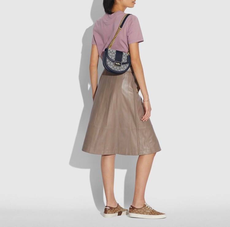 COACH ALIE SADDLE BAG IN SIGNATURE JACQUARD (C4694//C3464) New item!! กระเป๋าสะพายทรง saddle ดีไซน์วินเทจย้อนยุค แฝงความหรูในตัวด้วยอะไหล่สีทองเหลือง โดดเด่นไม่ซ้ำใครแน่นอน วัสดุผ้า jacquard สลับหนังแท้ ภายในเป็นช่องโล่ง มาพร้อมสายสะพายครอสบอดี้ ที่สามารถ