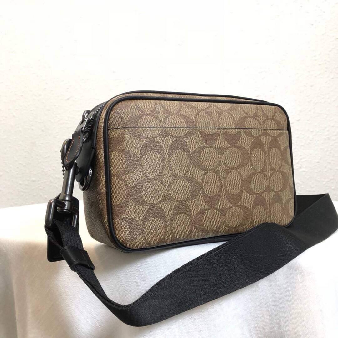 ของแท้ Coach Graham Crossbody กระเป๋าสะพายลายสุดชิค crossbody ทรงเหลี่ยมชาย ใหม่ล่าสุด ภายในกว้างและ มีช่องว่างหนึ่งช่อง