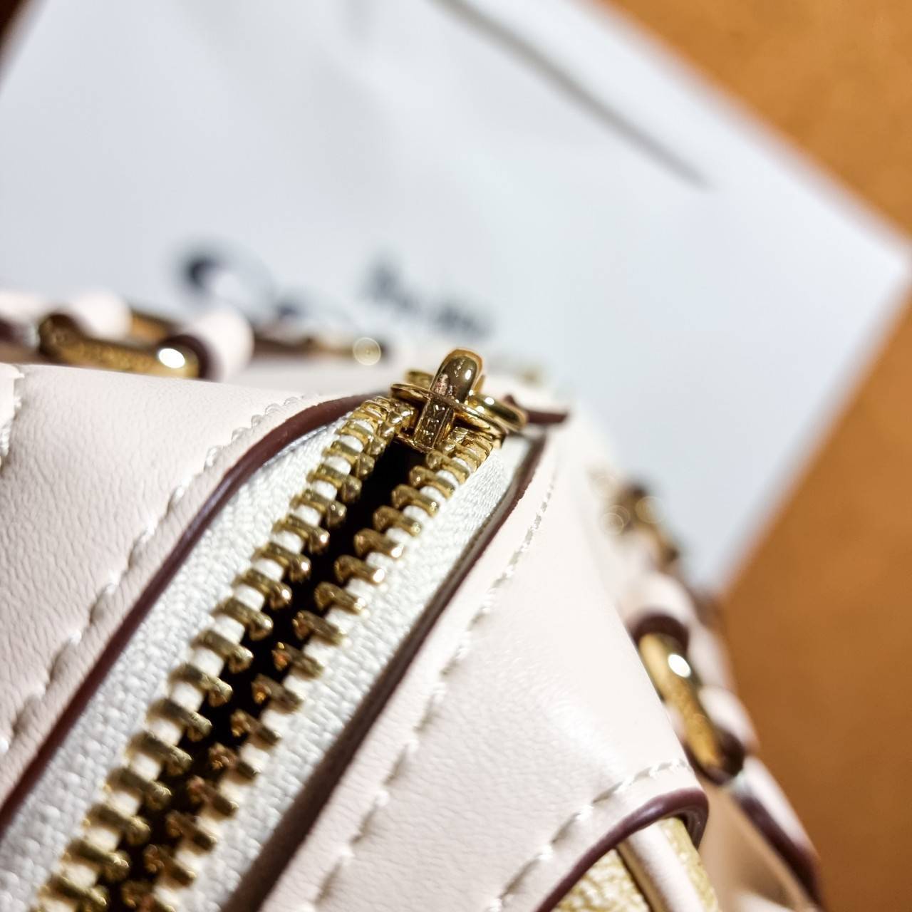 ของแท้ 💯% 】COACH F32203 MINI BENNETT SATCHEL IN SIGNATURE CANVAS กลับมาอีกครั้ง!! กับกระเป๋าทรงหมอนยอดฮิต 🥳 มีกี่สีก็ขายหมด วัสดุหนังแคนวาสเคลือบลาย ทรงสวยใช้งานได้ทุกโอกาส