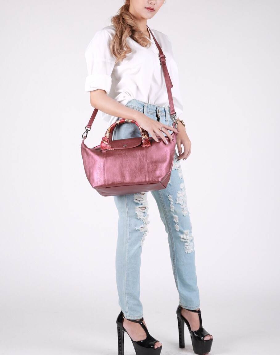 สีมาใหม่ค่า 🐼New arrival! KEEP ทรง longchamp รุ่น Duo Sister - สีแดงผสม กลิ้ตเตอร์ สวยมากคะ ตัวกระเป๋าหนังแกะสังเคราะห์ ลายหนังสวยมากๆคะ นิ่ม สุดๆ รุ่นนี้ จะมี 2 ขนาด คือ mini และ basic ไซด์ ทรงนี้ เป็นทรงที่ใช้งานง่าย ใช้ได้ทุกโอกาสจริงๆคะ ตัวกระ