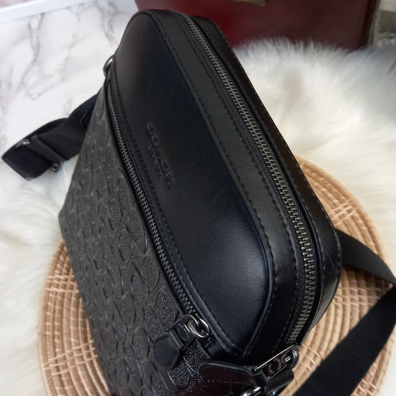 COACH HOUSTON FLIGHT BAG IN SIGNATURE LEATHER (COACH F73338) กระเป๋าสะพาย ลวดลาย C นูน SIGNATURE ที่ดูโดดเด่นมาก// วัสดุหนังแท้ทั้งใบ อยู่ทรงสวย// ด้านในโล่งกว้าง จุของได้เยอะ ด้านหน้ามีอีกช่องซิบไว้เก็บของสำคัญได้อย่างเป็นสัดส่วน ลงตัว เปิด-ปิด ด้วยซิบ/ 