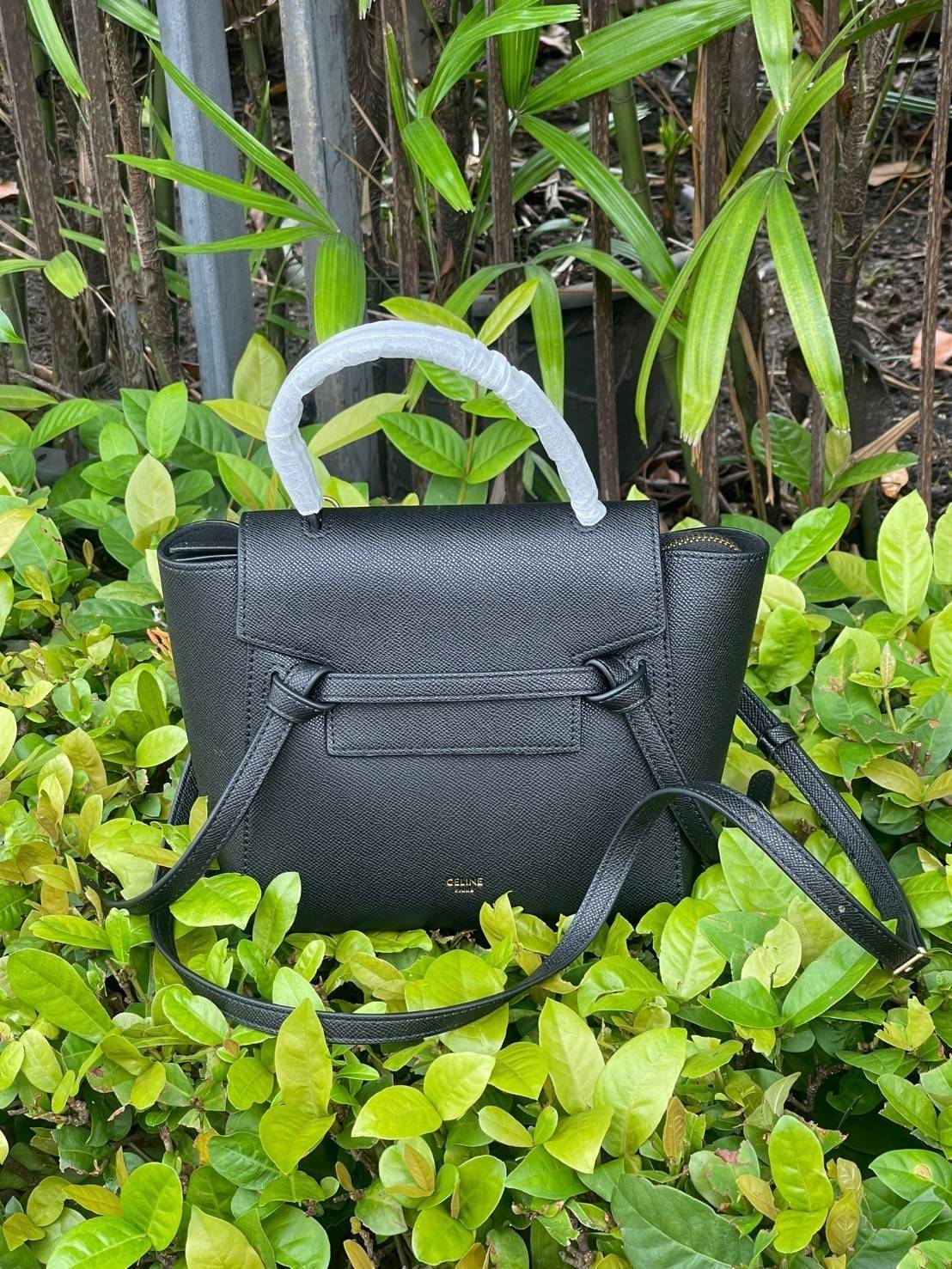 Celine NANO BELT BAG กระเป๋ารุ่น Belt Bag จาก CELINE เป็นกระเป๋าถือที่มีสไตล์มินิมอล และดูเรียบง่าย แต่หรูหรา ครองใจสาวก CELINE ได้เป็นอย่างดี โดยรวมแล้วรูปทรงของกระเป๋าถือว่าออกแบบมาได้อย่างพอดี ไม่มากหรือน้อยจนเกินไป คือช่วยให้คุณดึงดูดสายตาของผู้คนให้ม