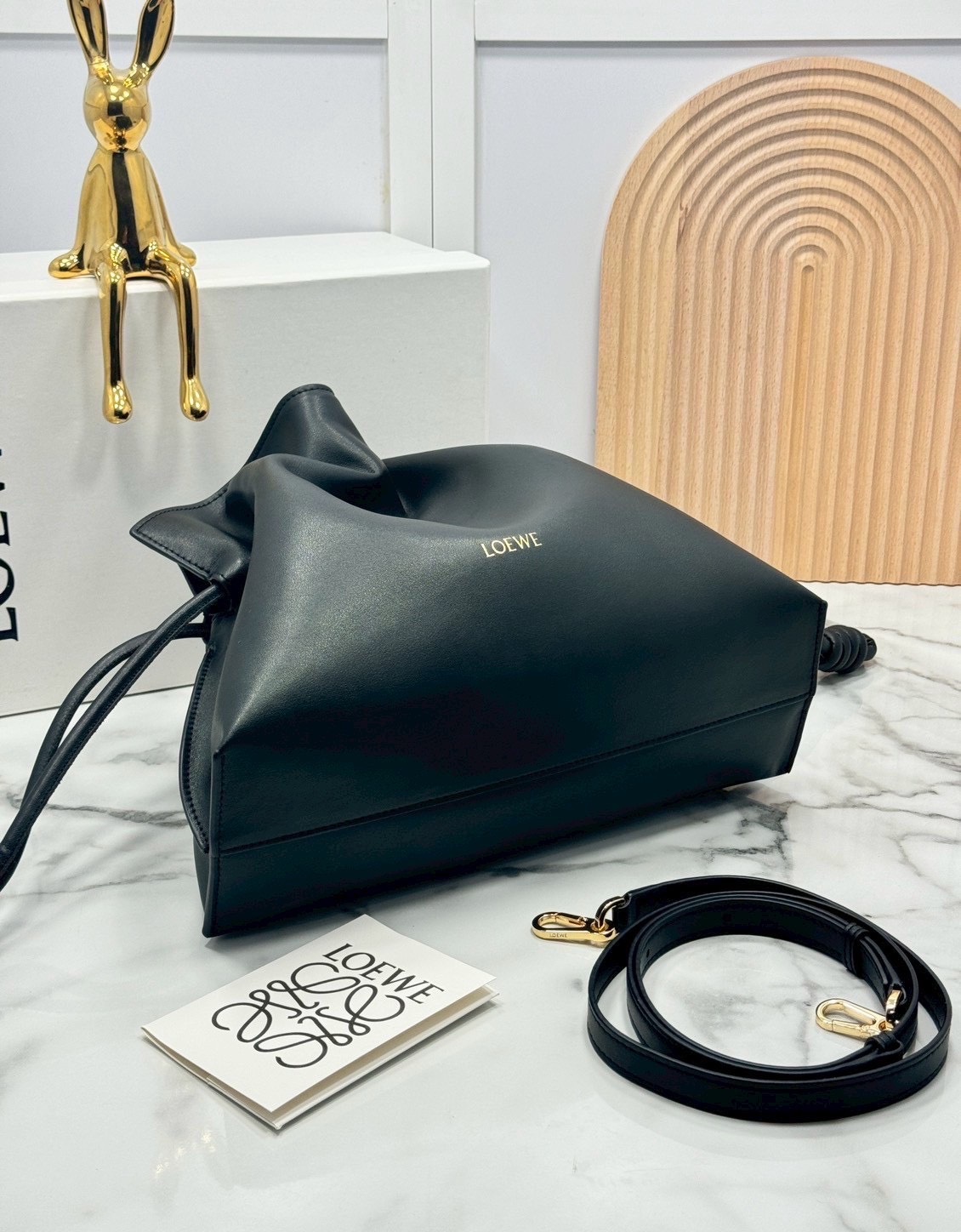 ORI หนังแท้ | Medium Loewe Flamenco clutch in nappa leather 30cm กระเป๋าสะพายทรงคลัชดีไซน์รูดเชือก เรียบหรูดูแพง เรียบง่ายใช้งานสะดวก หนังแนปป้าให้สัมผัสนุ่มสบายผิว มาพร้อมสายสะพายร้อยห่วงหรูหรา