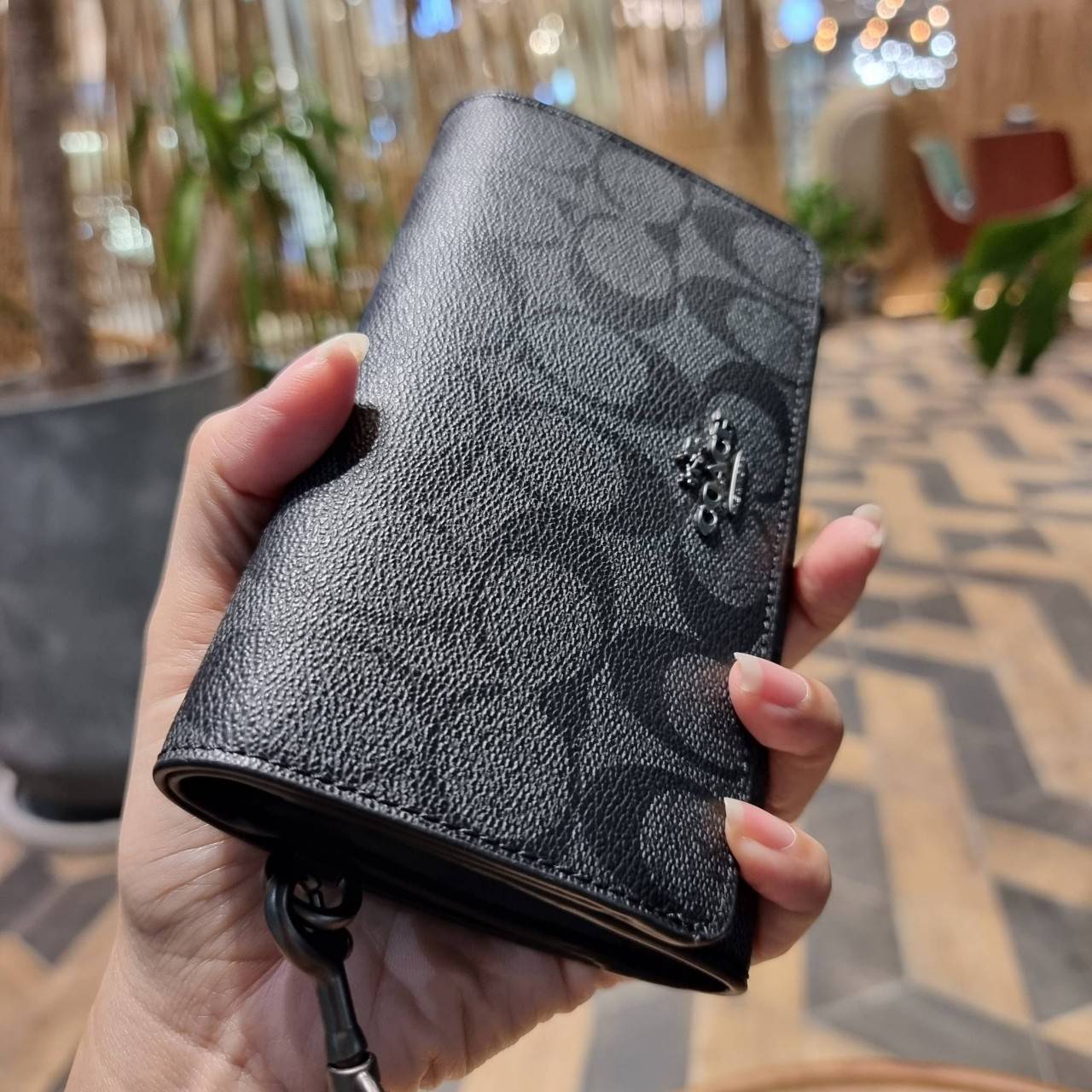 COACH F30205 FLAP PHONE WRISLET IN SIGNATURE CANVAS กระเป๋าสตางค์ 2IN1 มาอีกแล้วจ้า ความคลาสสิคที่จับต้องได้ ใช้งานได้สะดวกกว่าเดิม วัสดุหนังแคนวาสเคลือบลาย ภายในใส่ธนบัตร ใส่บัตรได้เยอะ มีช่องซิปแยก ใส่โทรศัพท์ได้ มาพร้อมสายคล้องมือ ใส่แขนไว้กันหล่นหาย ห