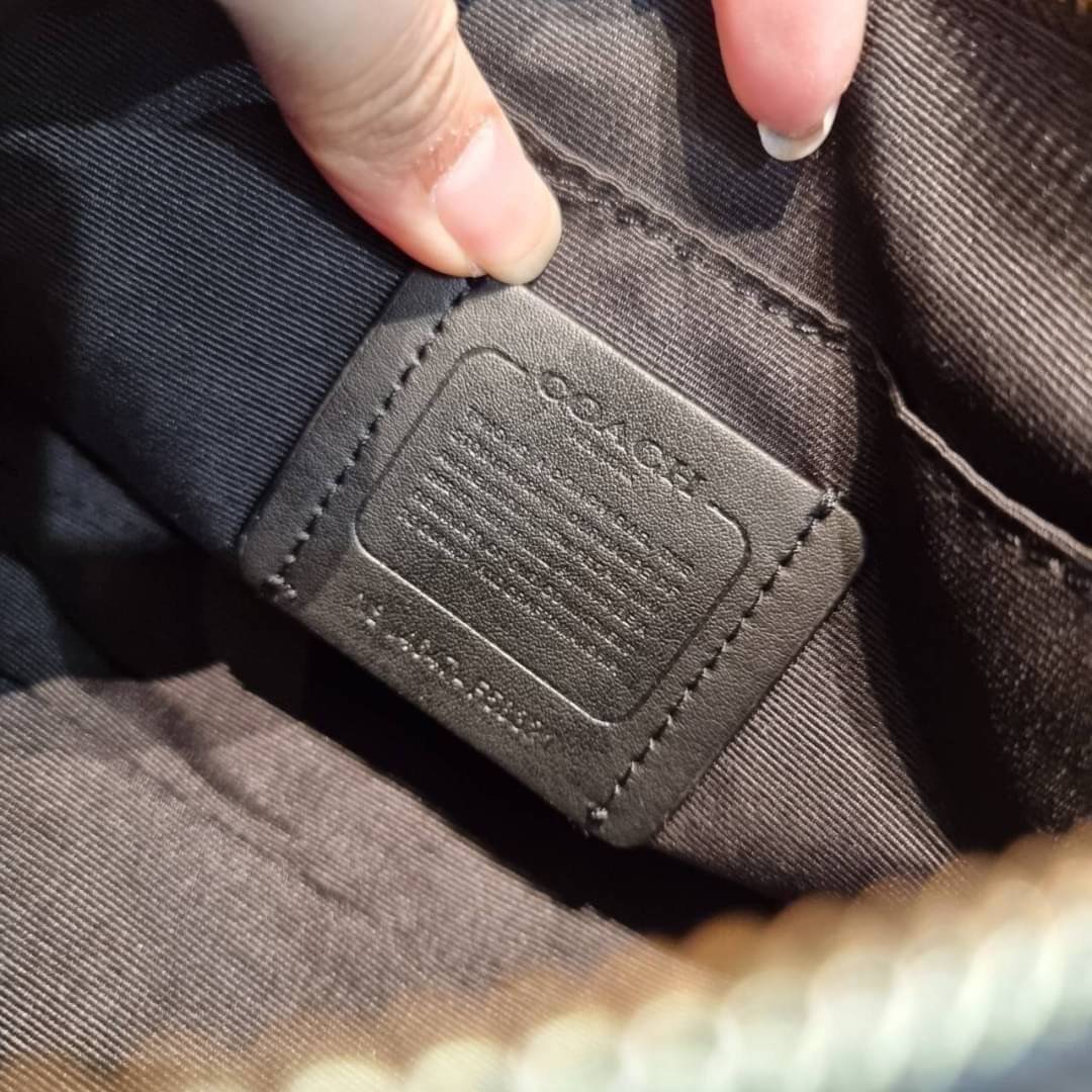 COACH F58321 TOP HANDLE POUCH อีกรุ่นฆ่าไม่ตาย!! 😎 ขายดีขายหมด ขายรวยขายปังๆ!! กระเป๋าพอชจากโค้ช ทรงใช้งานง่าย สะดวก กะทัดรัด วัสดุหนังแคนวาสเคลือบคุณภาพดี มาพร้อมสายคล้องในตัว และสายสะพาย crossbody ปรับเปลี่ยนได้ตามสไตล์ อีกหนึ่งไอเท็มที่สาวๆต้อง