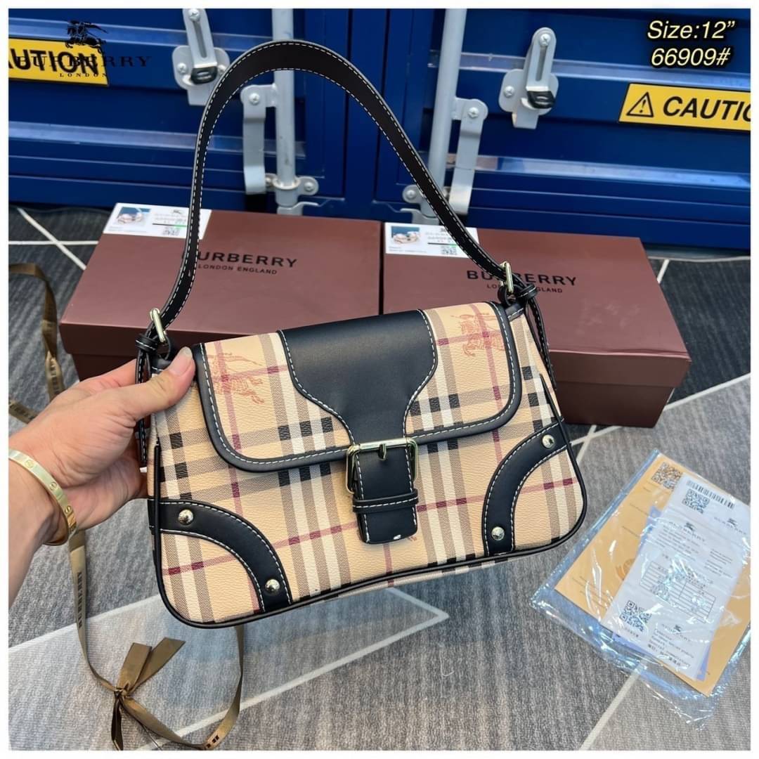 BURBERRY VINTAGE BAG / Burberry Shoulder Bag กระเป๋าสะพายไหล่ลายวินเทจ สวยคลาสสิก โทนสีใช้งานง่าย หลายโอกาศ วัสดุ PVC Canvas อย่างดี สวยอยู่ทรง ไอเท็มแนะนำ Must Have!