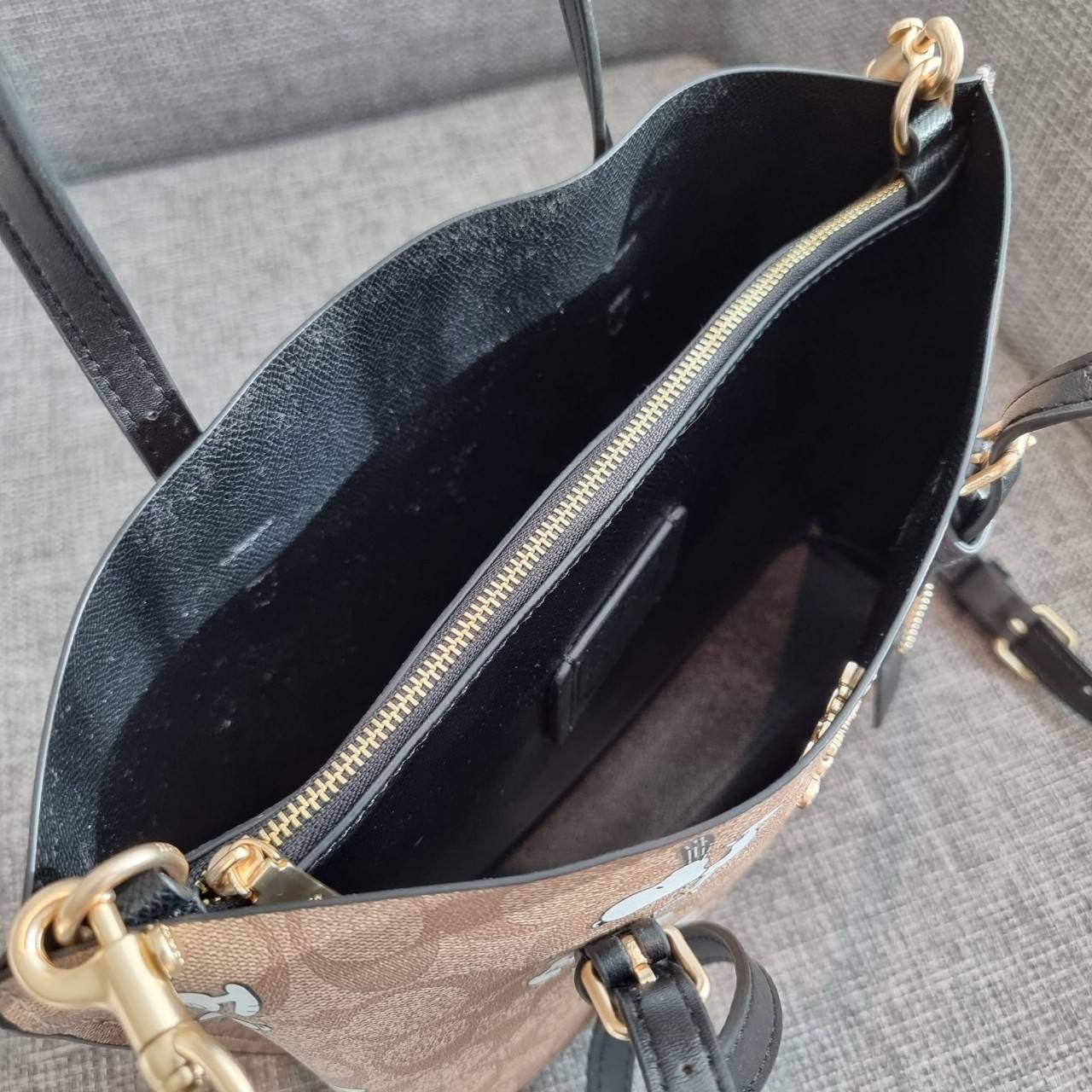 OUTLET 】COACH C4250 MOLLIE TOTE 25 IN SIGNATURE CANVAS WITH SNOOPY ใหม่ล่าสุด ยังไม่เข้าไทย!! กับรุ่นสุดฮอต ในดีไซน์คอลเลคชั่นใหม่ที่แรงไม่แพ้กัน!! กระเป๋าโท้ทไซส์เล็กตกแต่งลายสนูปพี ที่ใครๆก็หลงรักอย่างท่วมท้น น่ารักน่าใช้มากๆ วัสดุหนังแคนวาสเคลือบลาย ภา