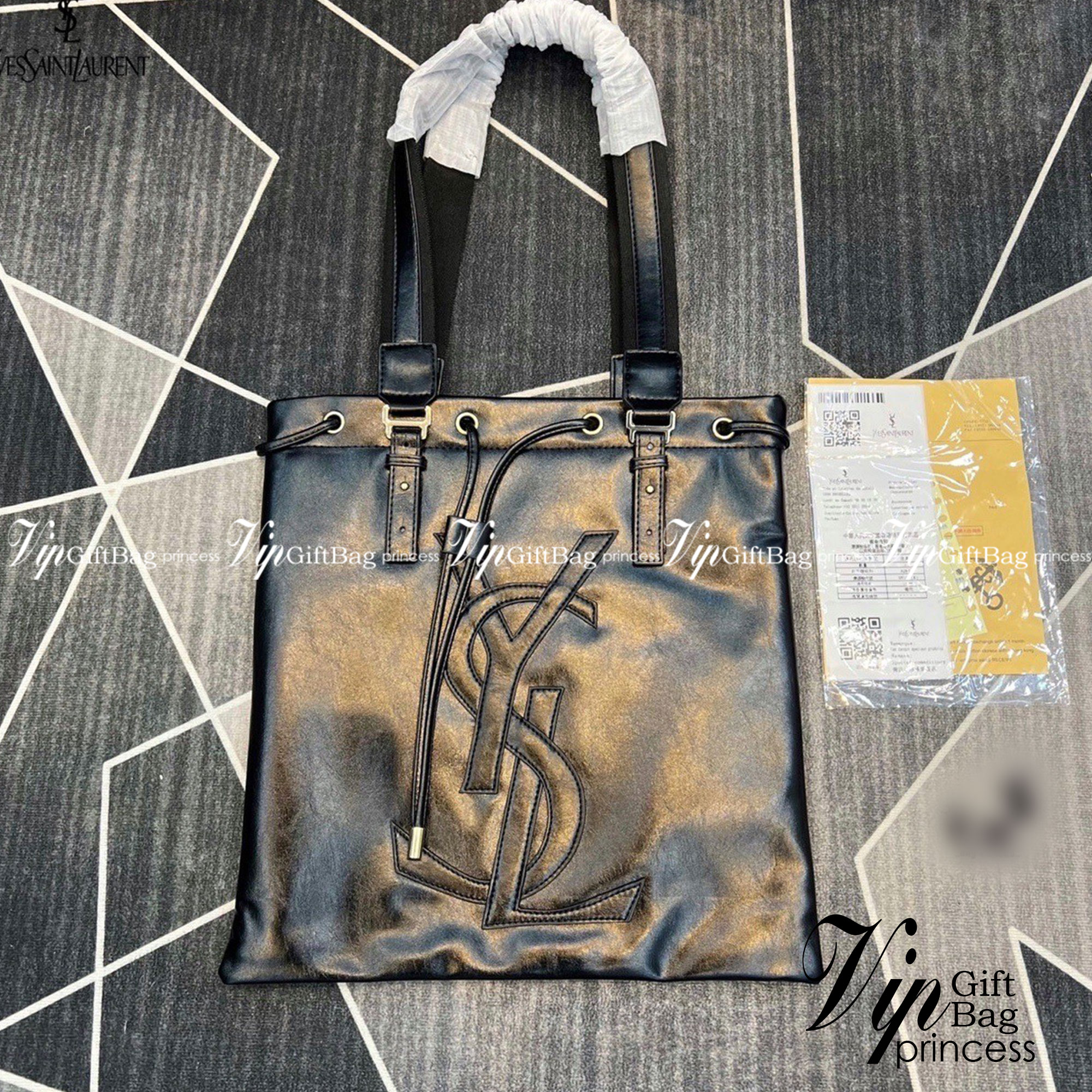 YSL shopper tote leather drawstring closure กระเป๋าทรงชอปปิ้ง มาใหม่ หนังสวย ผูกด้วยสายหนัง โดดเด่นด้วยโลโก้ด้านหน้า มีให้เลือก 2 สี 2 ขนาด ภายในโล่งกว้างมาก ใช้งานง่าย สะดวกสุดๆ