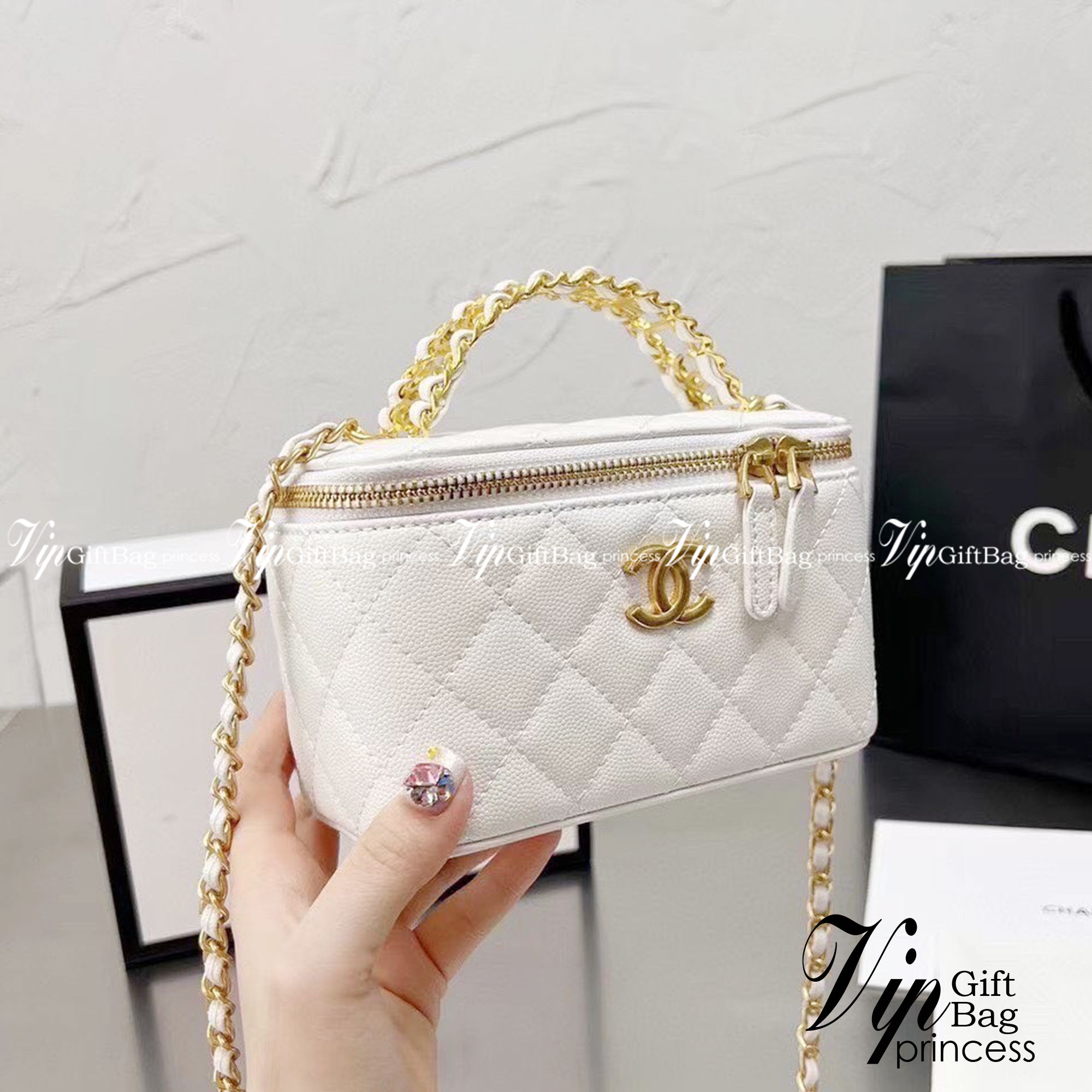 CHANEL VANITY Handle / Chanel vanity with chain and top handle กระเป๋าทรงกล่อง Vanity ซีซั่นใหม่ล่าสุด พร้อมกับหูจับอะไหล่ทอง แต่งโลโก้แบรนด์ สวยหรูมาก หนังฟูสวยใส่โทรศัพท์ได้สบายๆ เลยค่ะ มีช่องสำหรับใส่การ์ด ฮอตสุด น่ารักสุด กระเป๋าทรงกล่องใบเล็กน่ารัก ง