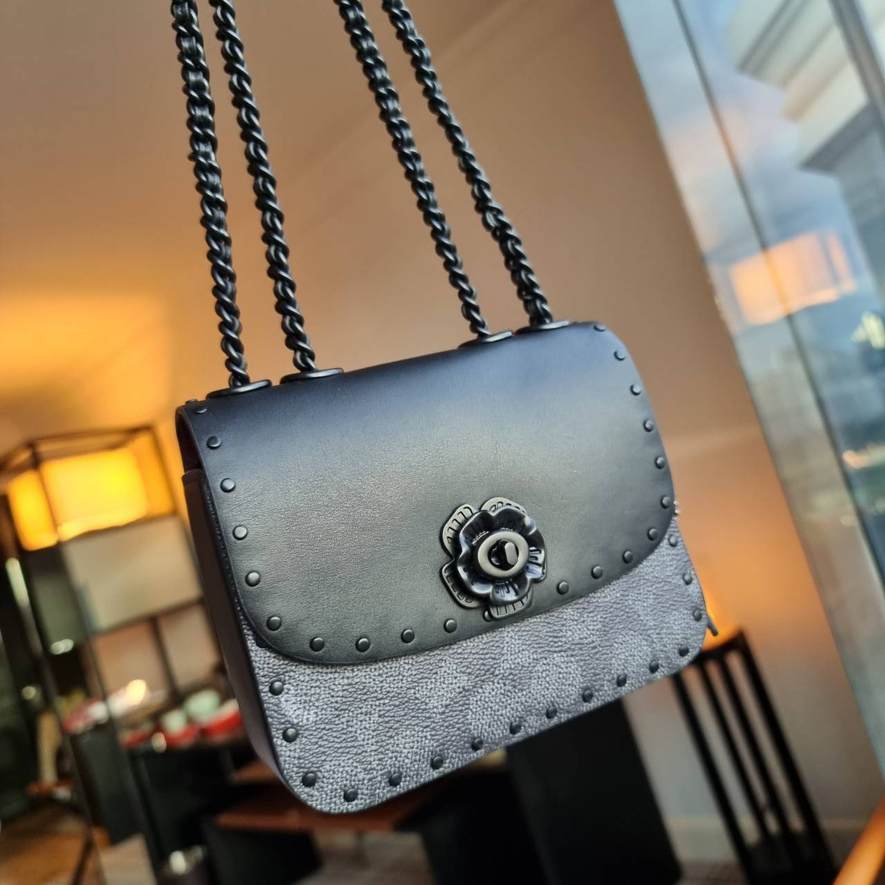 COACH C2462 MADISON SHOULDER BAG 16 IN SIGNATURE CANVAS WITH RIVETS (B4NQ4) กระเป๋าสะพายข้าง ไซส์กะทัดรัด พกพาง่าย น้ำหนักเบา ดีไซน์สวย โดดเด่นด้วยตัวล็อครูปดอกไม้ สีสันตกแต่งตัดกันกับลายซีอย่างลงตัว วัสดุหนังแคนวาสเคลือบลาย ภายในแบ่งสัดส่วนให้อย่างดี มาพ