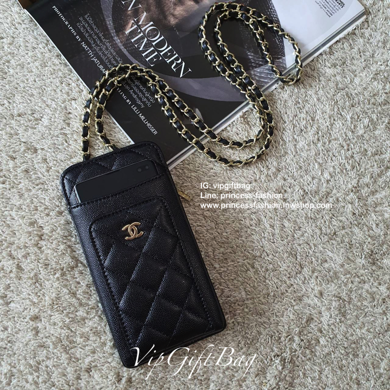 NEW ARRIVAL!! CHANEL VIP GIFT WOC BAG กระเป๋าสตางค์คล้องคอ/ Crossbody ที่กำลังมาแรงมาในตอนนี้ ตัวกระเป๋าเป็นกระเป๋าสตางค์หนังพียูลาย CAVIER **อะไหล่ทองทั้งใบ ด้านหน้าใส่ iphone+ ได้ เปิดปิดด้วยกระดุมแม่เหล็ก สามารถใส่บัตรได้อีก4ใบด้านใน พลิกมาด้านหลังมีช่